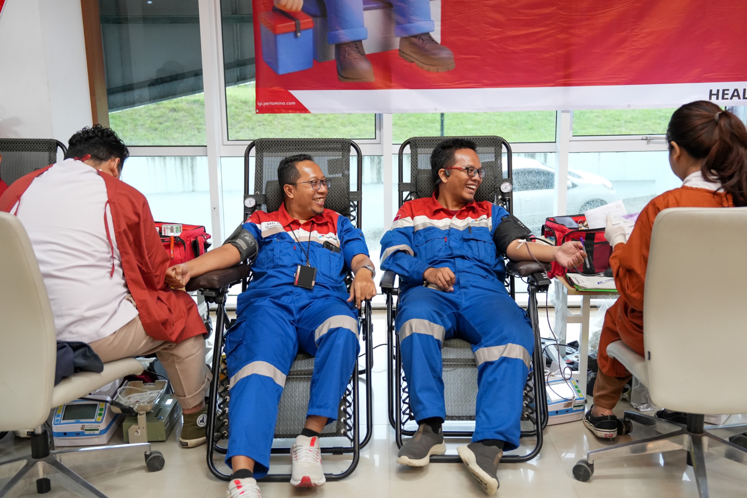 Karyawan Kilang Pertamina Balikpapan antusias ikuti donor darah dalam rangka Hari Donor Darah Sedunia, Selasa (18/6).