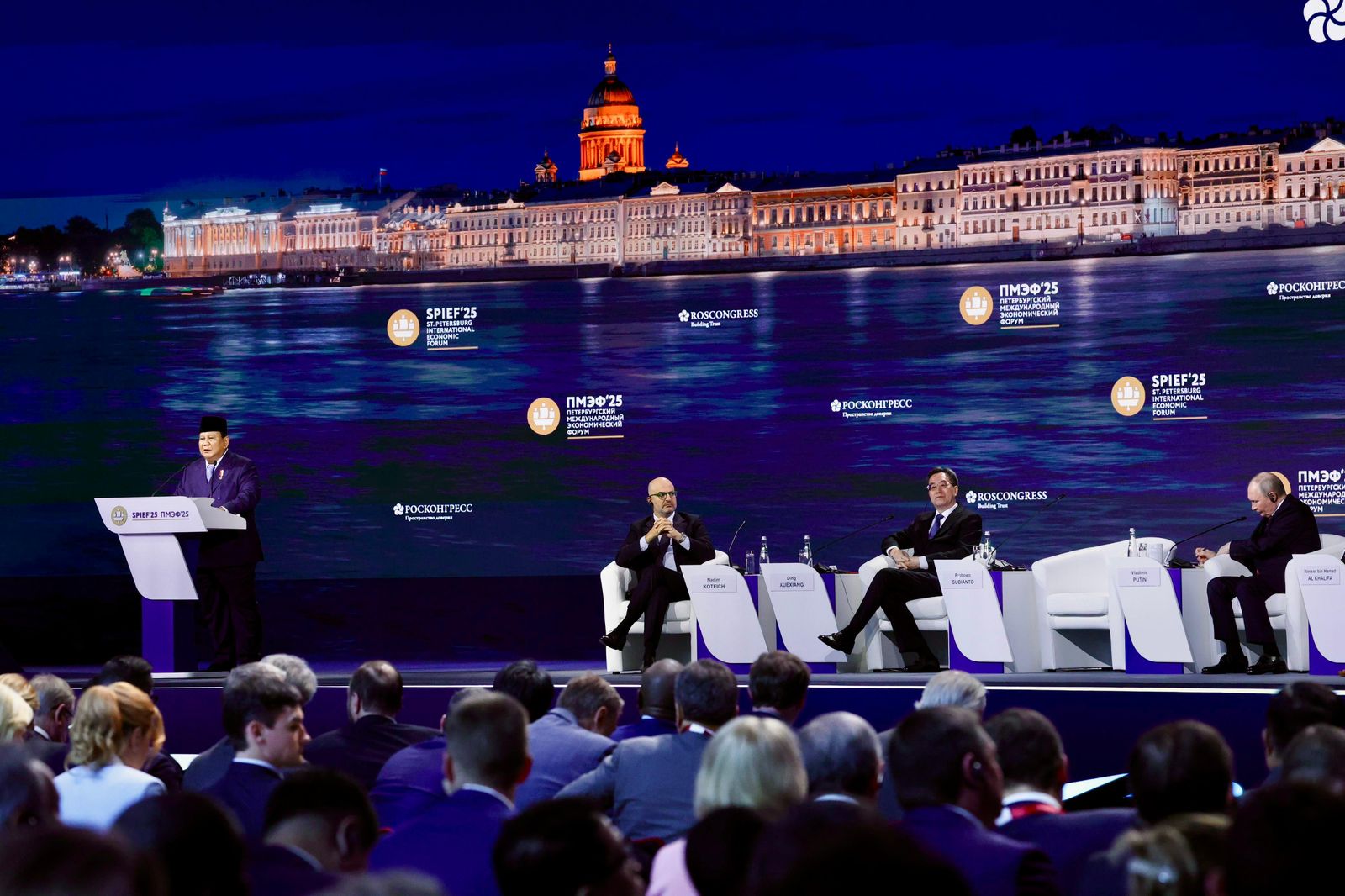 Prabowo di podium berbicara di Forum Ekonomi St Petersburg.
