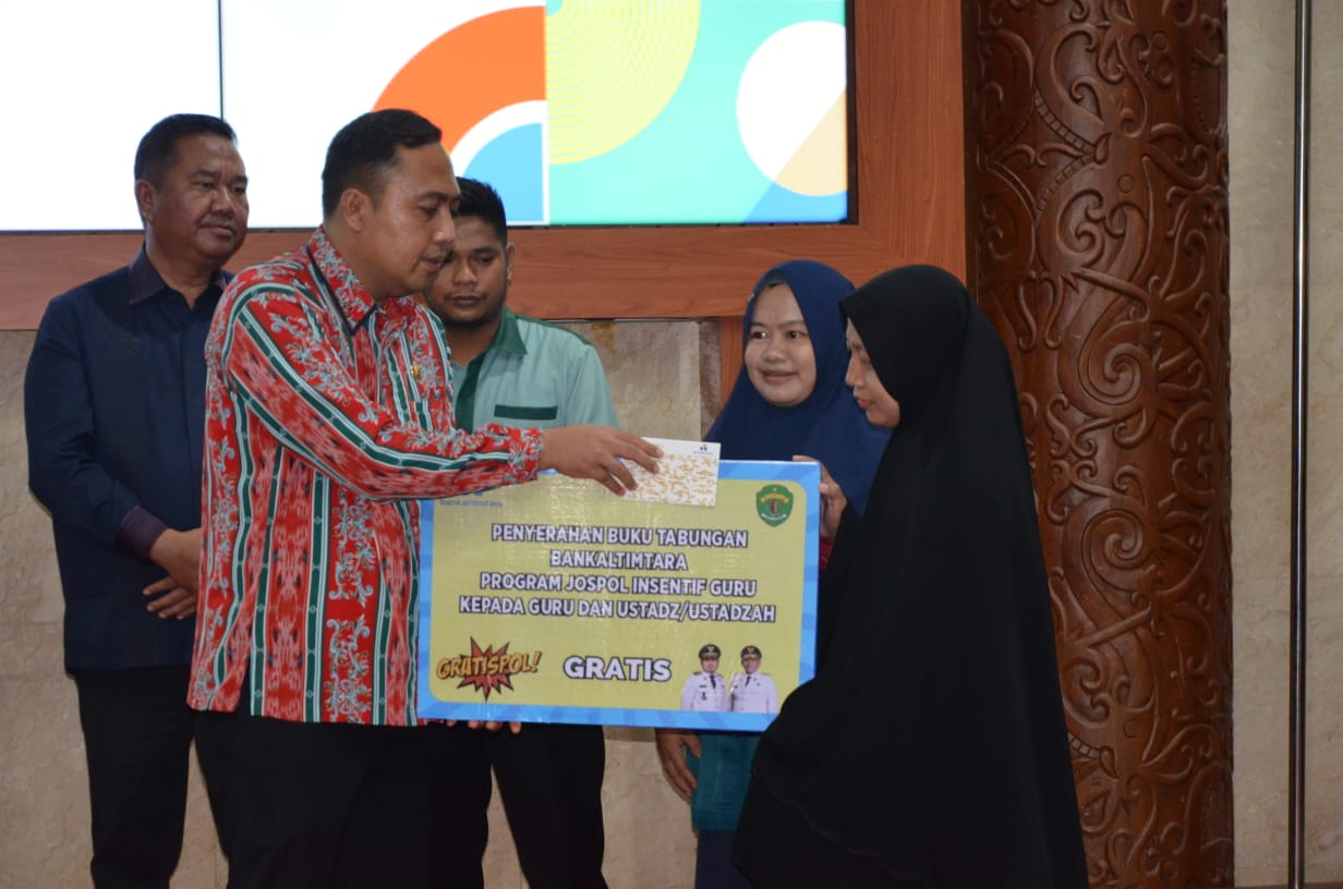 PEMBUKTIAN: Penyerahan program Gratis Pol umroh dan perjalanan religi secara simbolis.