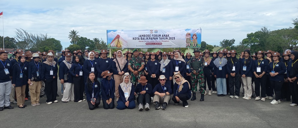 Kepala DP3AKB Balikpapan Heria Prisni (tengah) didampingi Dandodikjur Rindam VI Mulawarman bersama ratusan anak yang tergabung dalam Forum Anak Balikpapan usai pembukaan Jambore Forum Anak.