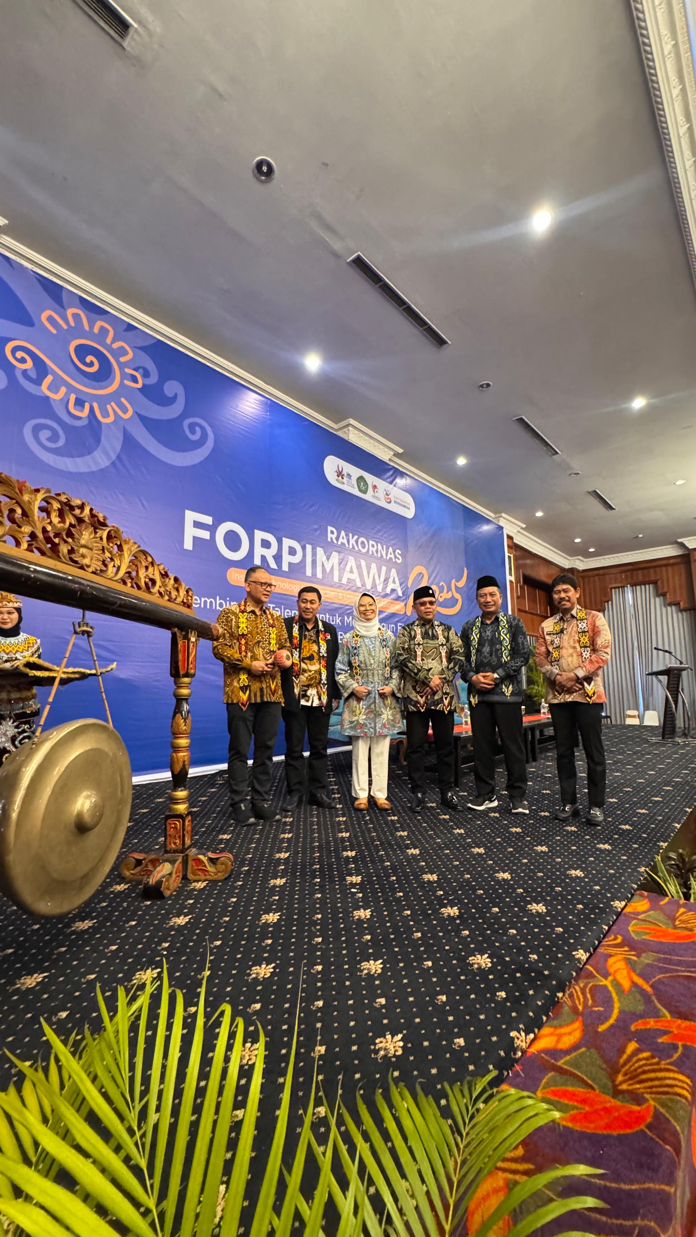 PENINGKATAN PERAN: Hetifah Sjaifudian (tiga kiri) bersama para tamu dan undangan dalam Rakernas Forpimawa di Hotel Gran Senyiur, Balikpapan.