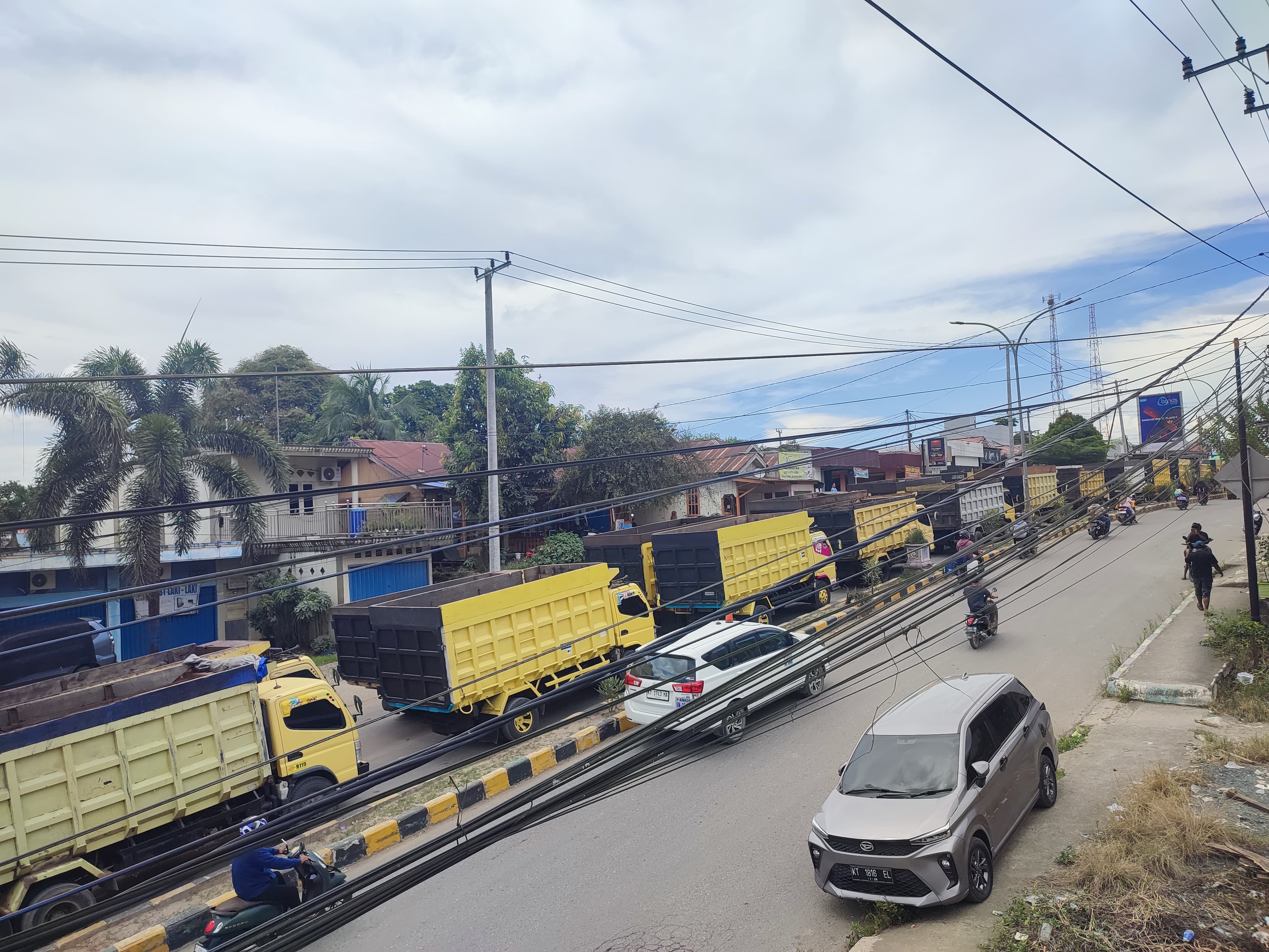Truk pengangkut batu bara di Paser