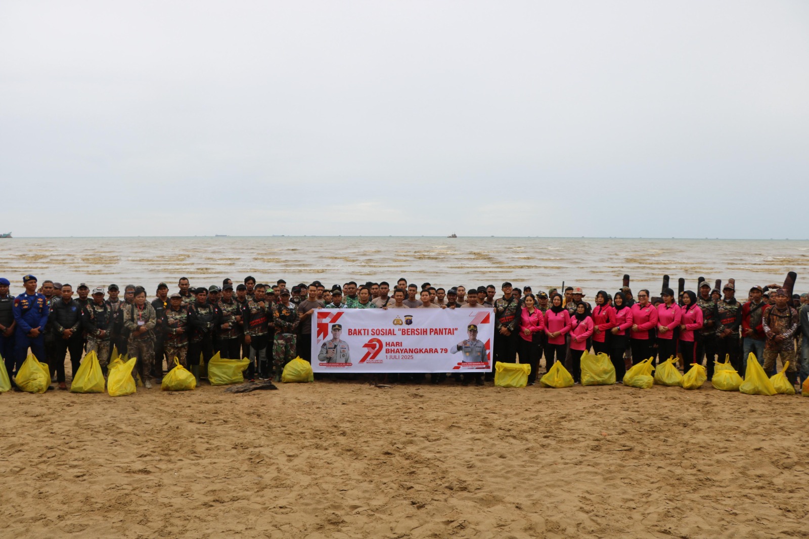 Polres PPU menggelar kegiatan Bakti Sosial Bersih Pantai jelang HUT Bhayarangkara 2025. (FOTO: IST)