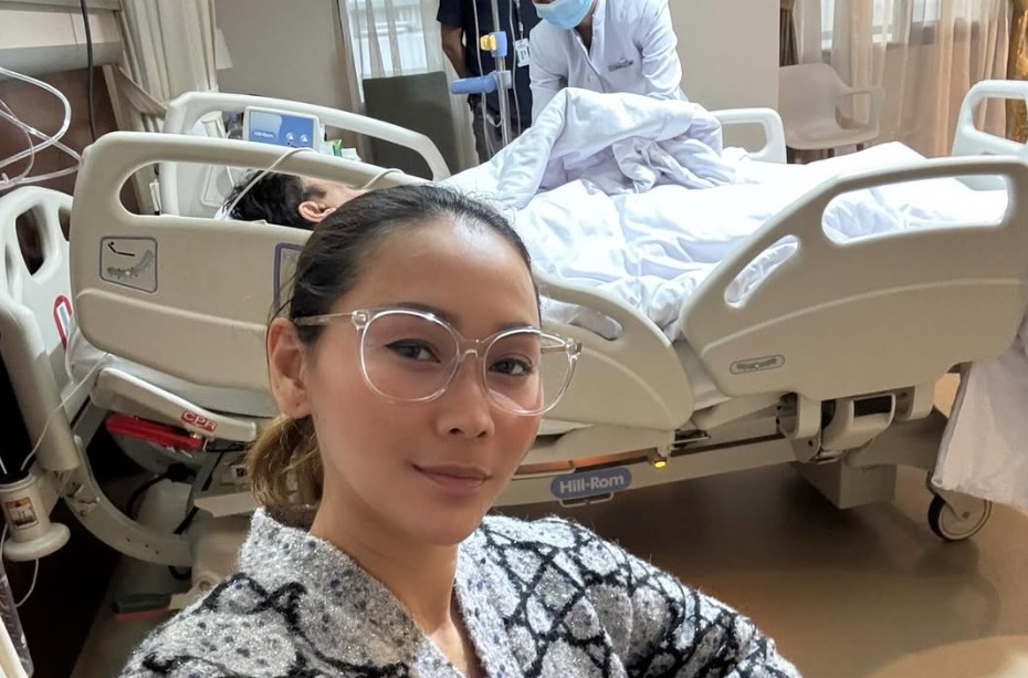 Inul Daratista saat menjaga suaminya, Adam Suseno usai menjalani operasi karena luka di kakinya.