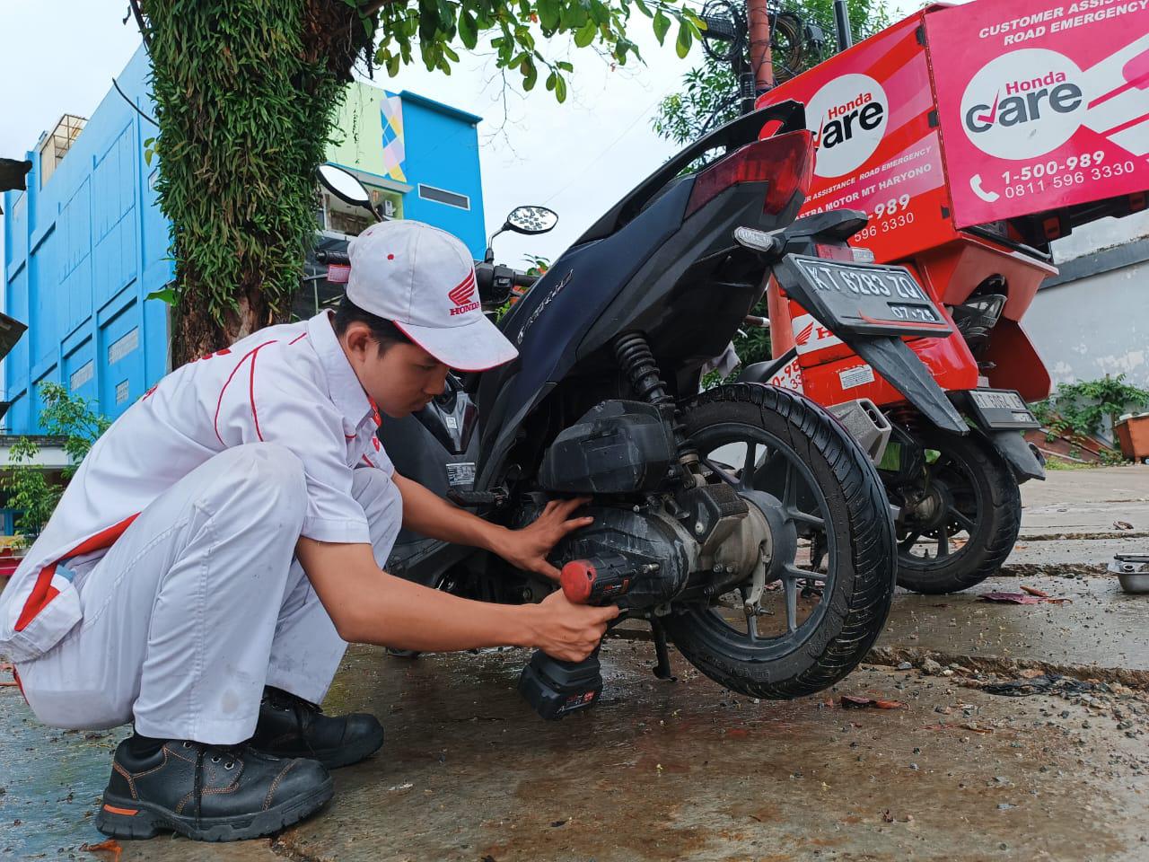 KEPEDULIAN: Astra Motor Kaltim 1 membagikan 1.000 busi secara gratis kepada konsumen yang terdampak banjir di Balikpapan dan sekitarnya.