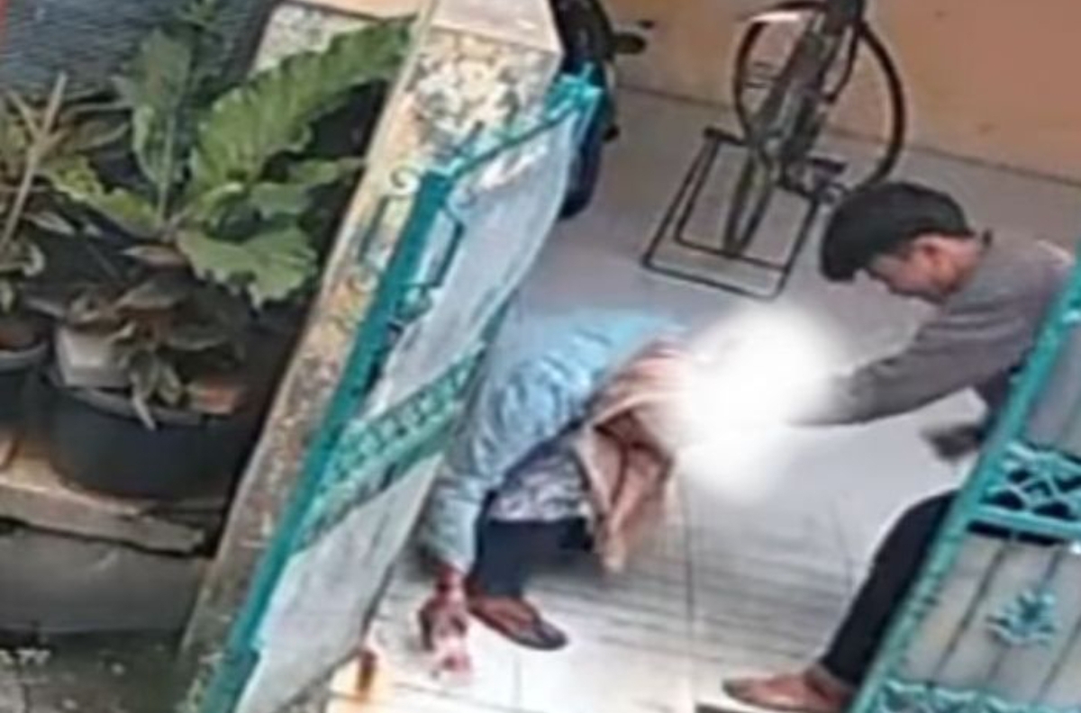 Seorang anak tega menganiaya ibunya di Perumahan Irigasi, Kecamatan Bekasi Timur. Aksi tersebut terekam kamera CCTV. (Foto: tangkapan layar)