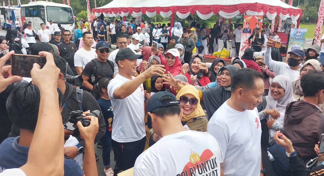 PELAYANAN: Polda Kaltim menghadirkan pelayanan bagi masyarakat dalam kegiatan CFD di Lapangan Merdeka.