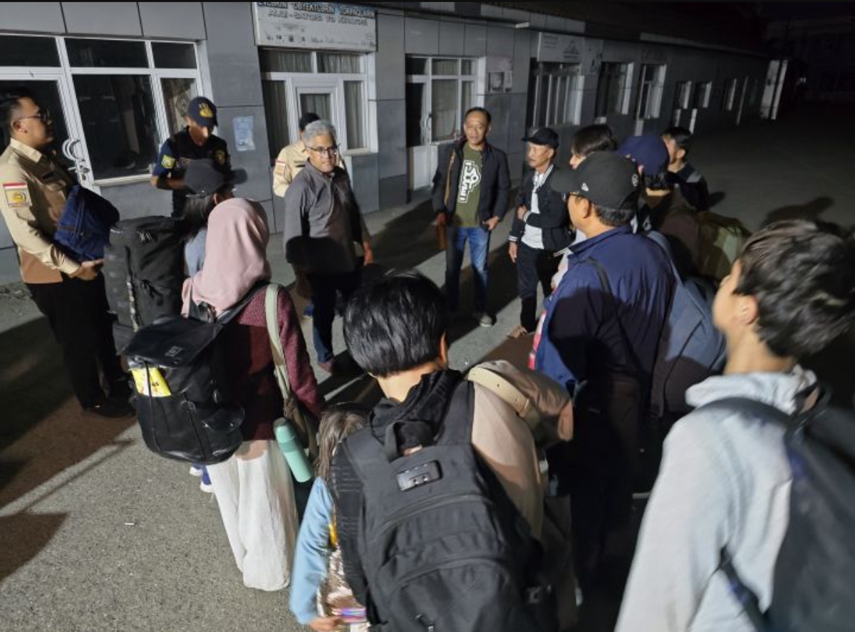 Proses evakuasi 97 WNI kembali ke Indonesia langsung secara bertahap. (FOTO: IST)