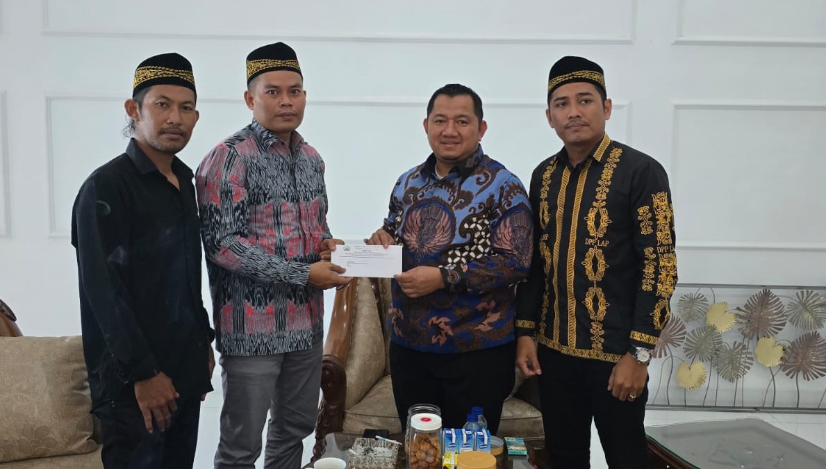 BEKU: Ketua Umum DPP LAP Kaltim, Aji Habibullah (dua kiri) menyerahkan surat pemberitahuan pembekuan kepengurusan DPD LAP PPU kepada Bupati PPU, Mudyat Noor pada 9 April lalu.