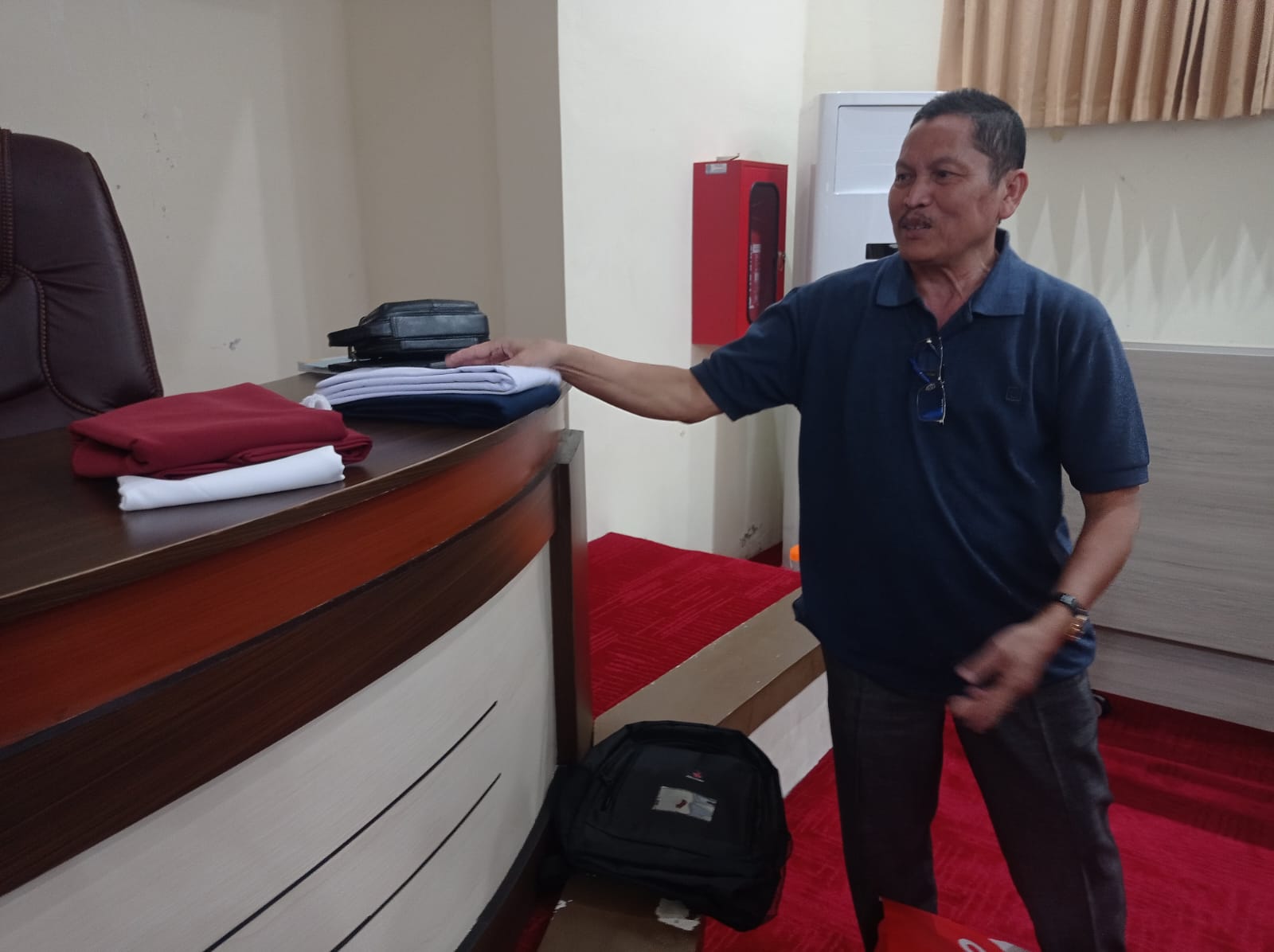 Plt Kepala Disdikbud Bontang Saparuddin menunjukkan jenis bahan yang dipakai untuk seragam sekolah gratis.