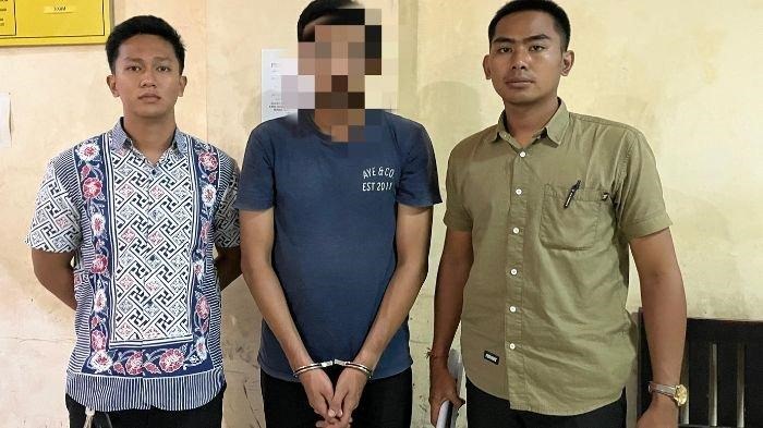 Polisi mengamankan tersangka saat hendak transaksi narkoba sabu di belakang kantor Pelni Balikpapan.