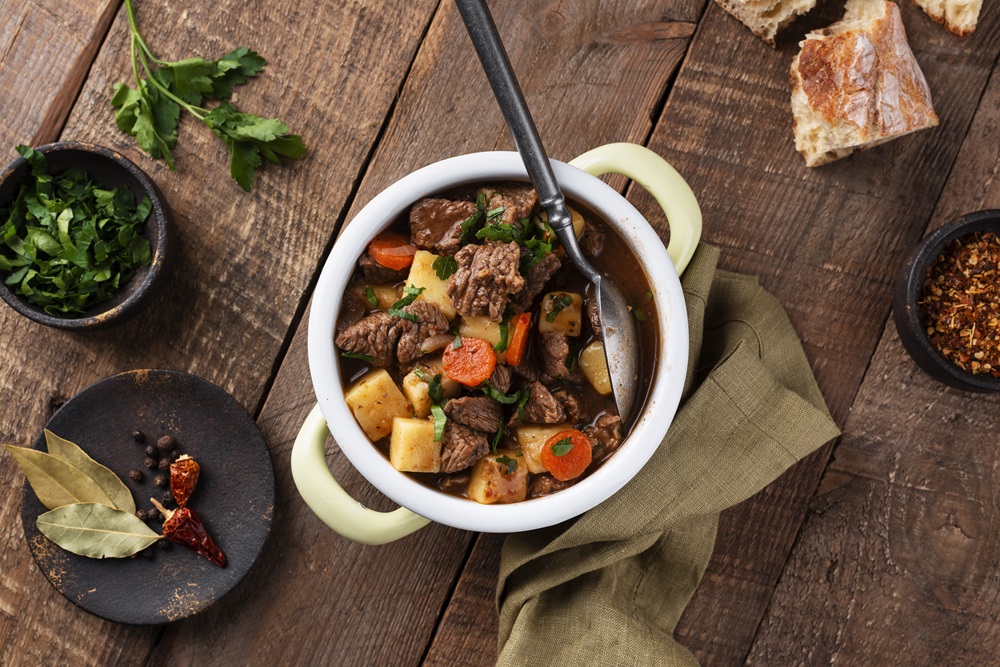 Semur daging sapi yang kaya akan sumber vitamin B12 dan zat besi.