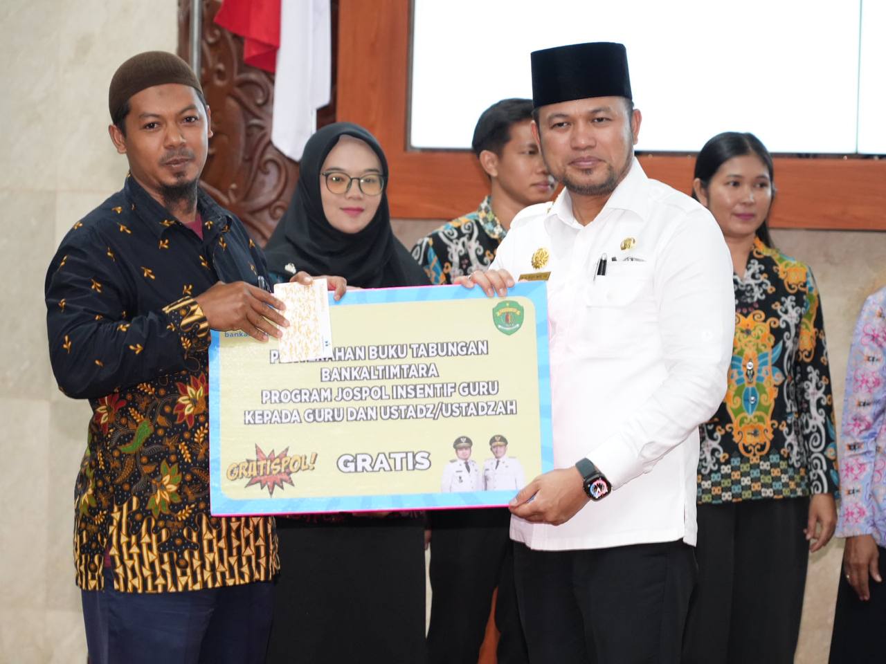 Gubernur Harum menyerahkan secara simbolis bantuan umrah dan perjalanan religi bagi marbut dan para penjaga rumah ibadah, serta insentif bagi guru PAUD TK SD dan SMP, RA, MI dan MTs. (RIAN/ADPIMPROV K