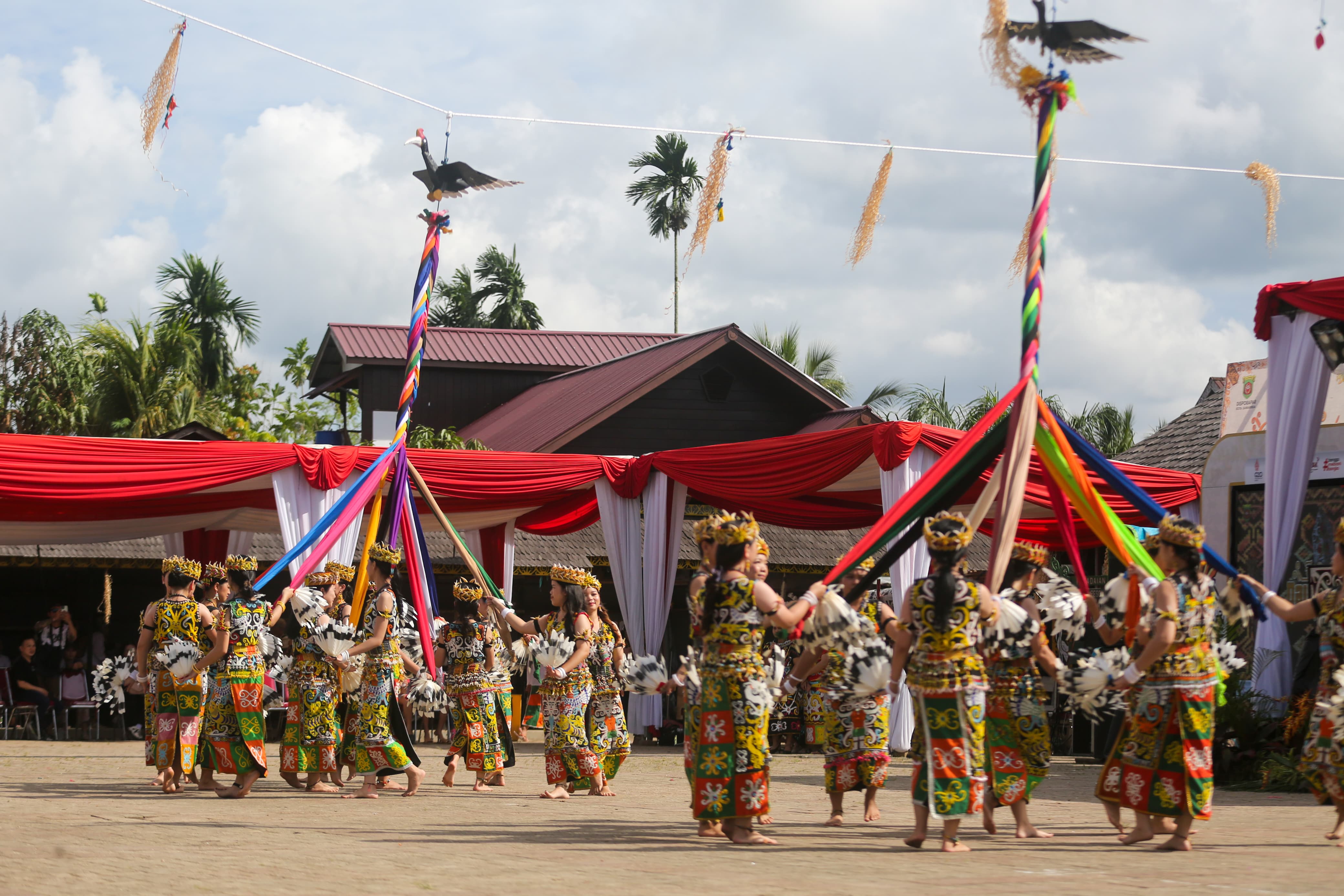 TERUS DIRAWAT: Gelak tawa anak-anak diiringi musik khas, serta pakaian adat yang menyatu dengan udara segar perbukitan, menjadi penanda Pampang sedang menggelar acara. (RAMA SIHOTANG/KP)