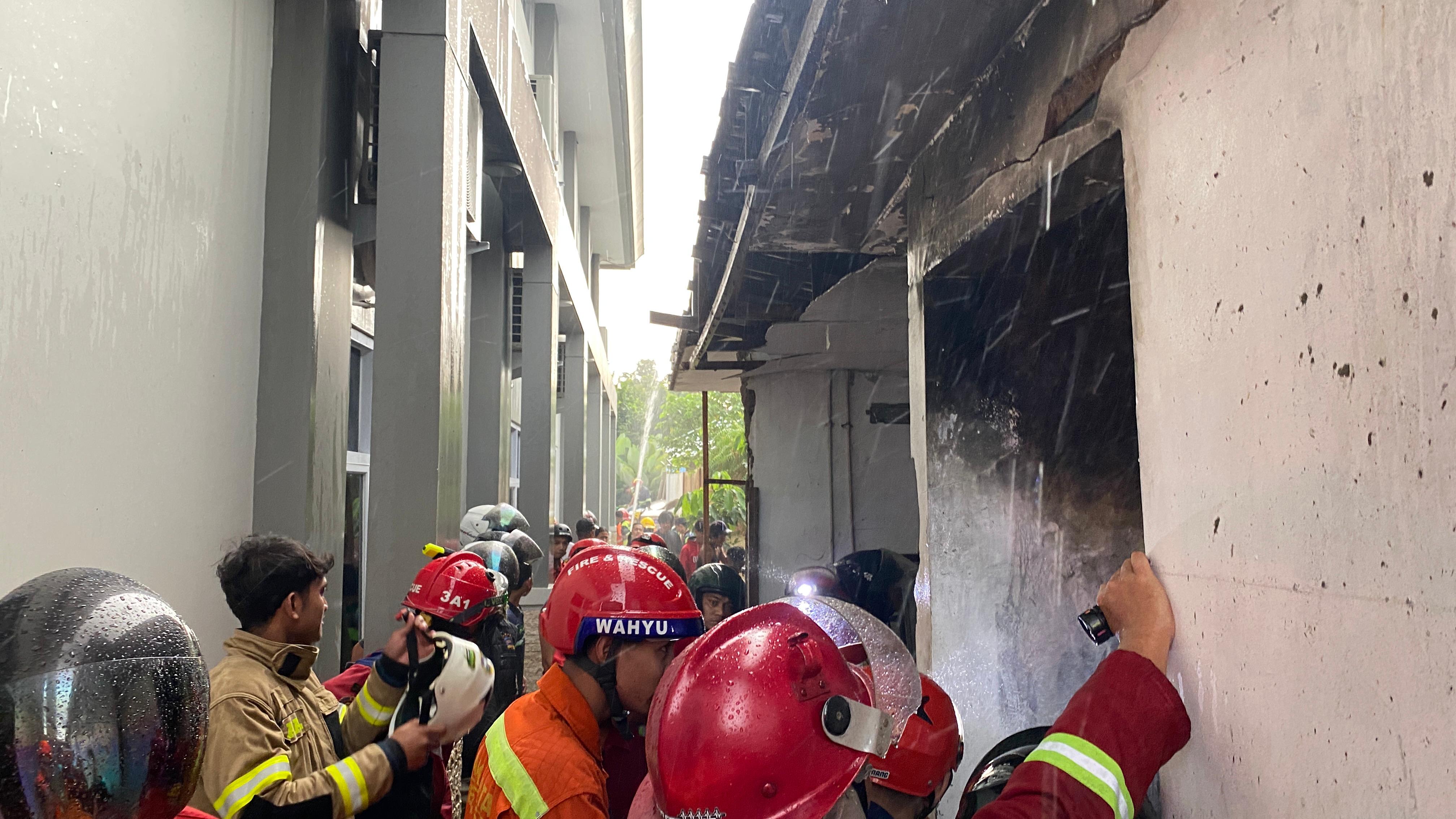 HANGUS: Sebuah gudang penyimpanan tangki bahan bakar minyak (BBM) di area belakang kantor Badan Perencanaan Pembangunan Daerah (Bappeda) Kaltim terbakar. (RAMA SIHOTANG/KP)