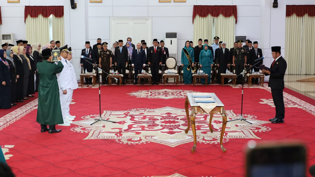 PELANTIKAN: Suasana pelantikan Bupati dan Wakil Bupati Kukar terpilih periode 2025-2030, Aulia Rahman Basri dan Rendi Solihin oleh Gubernur Rudy Mas&rsquo;ud kemarin.  &nbsp;