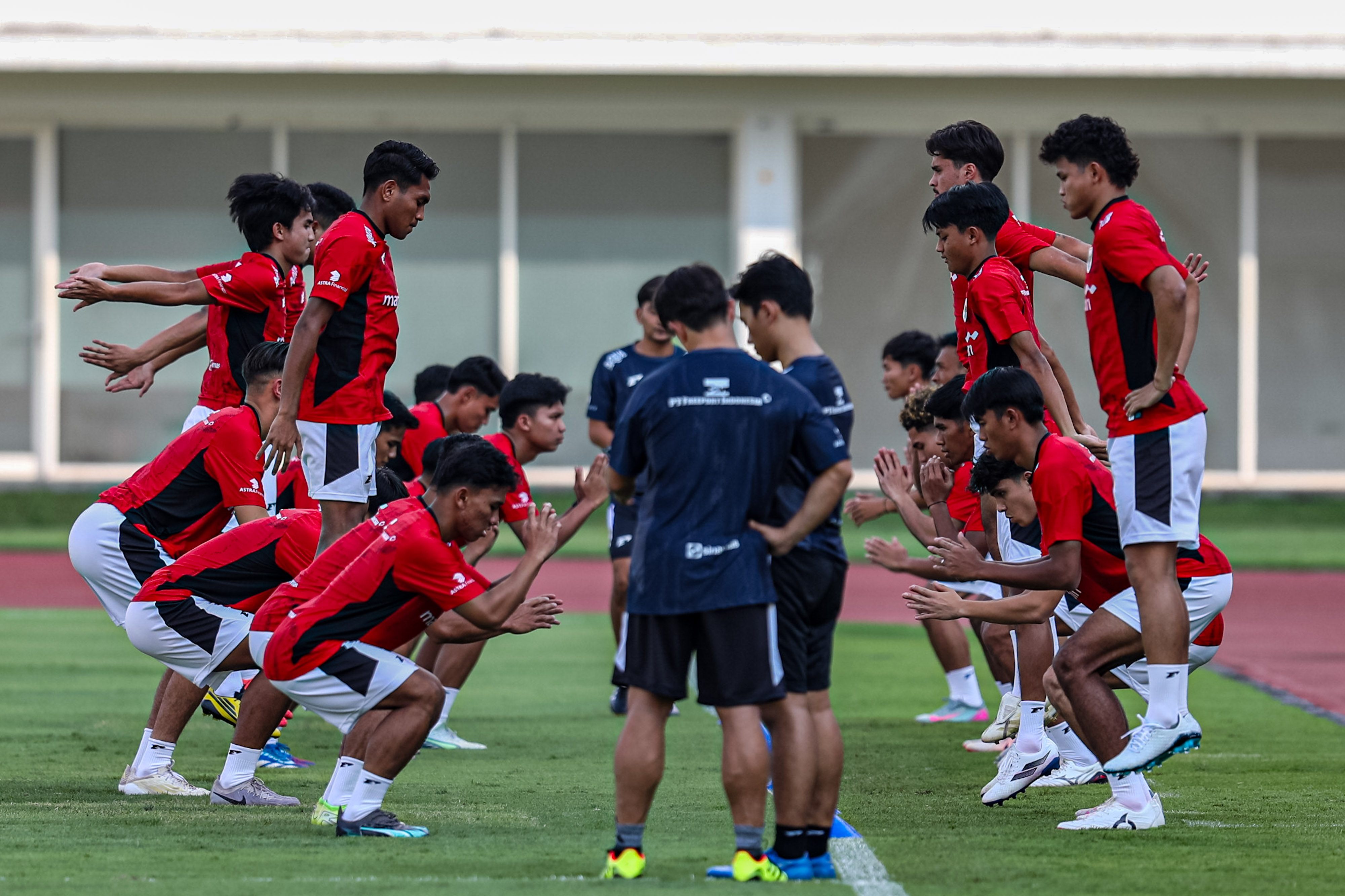 Tim nasional U-23 Indonesia menjalani latihan perdana di Stadion Madya Senayan, Jakarta, Senin (23/6/2025).