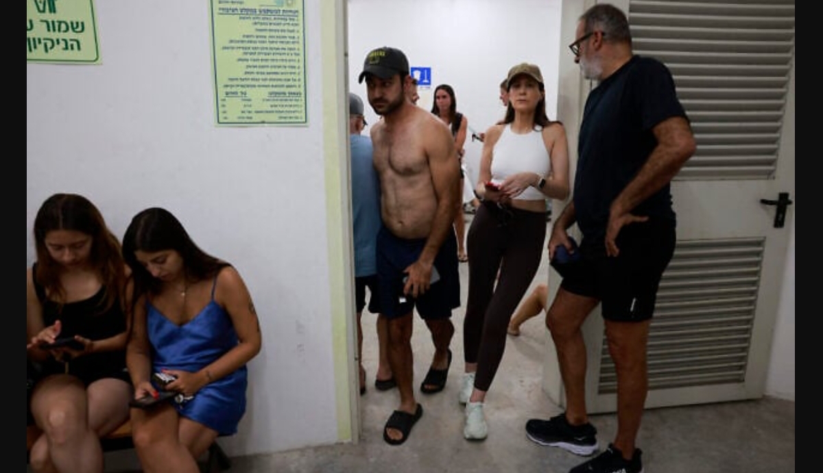 Orang-orang berkumpul di tempat perlindungan bawah tanah di Tel Aviv pada 23 Juni 2025, setelah sirene berbunyi di seluruh negeri saat rudal ditembakkan dari Iran (Menahem Kahana / AFP)