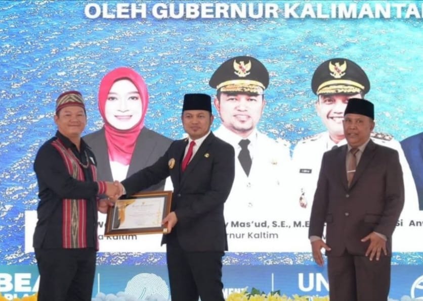 APRESIASI: Petinggi Juaq Asa, Herkolanus (kiri) saat menerima penghargaan Kalpataru yang diserahkah oleh Gubernur Kalimantan Timur H Rudy Mas