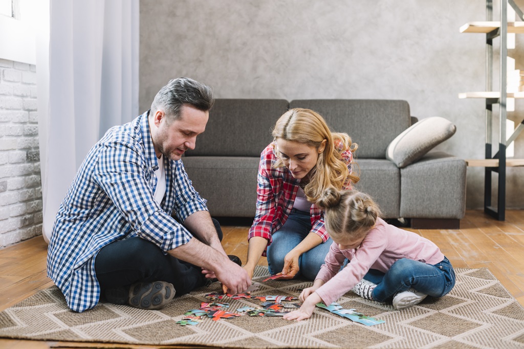 Ilustrasi anak sedang bermain puzzle bersama orang tuanya sebelum belajar calistung.