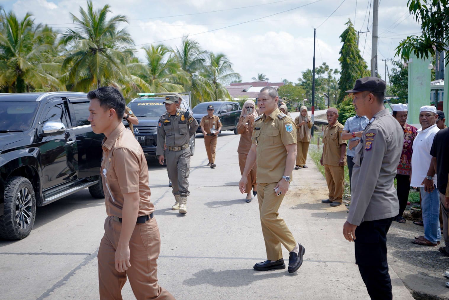 Bupati Paser dr Fahmi Fadli mengunjungi Desa Lori, Kecamatan Tanjung Harapan untuk melihat pembangunan infrastruktur di sana, Senin (23/6/2025).