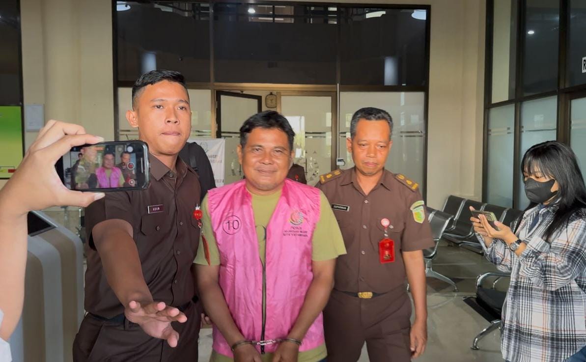 KASUS KORUPSI:&nbsp; Petugas Kejari Kukar mengamankan LH, tersangka penyelewengan dana desa di Kecamatan Tabang tahun 2014-2019 silam.