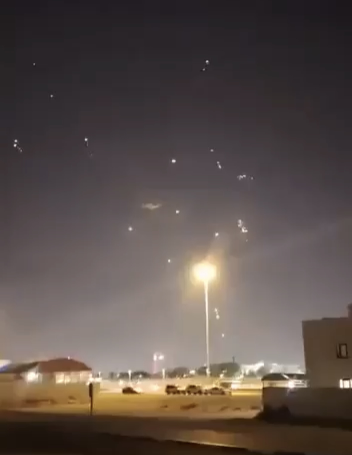 Tangkapan layar rudal Iran yang memasuki wilayah udara Qatar.