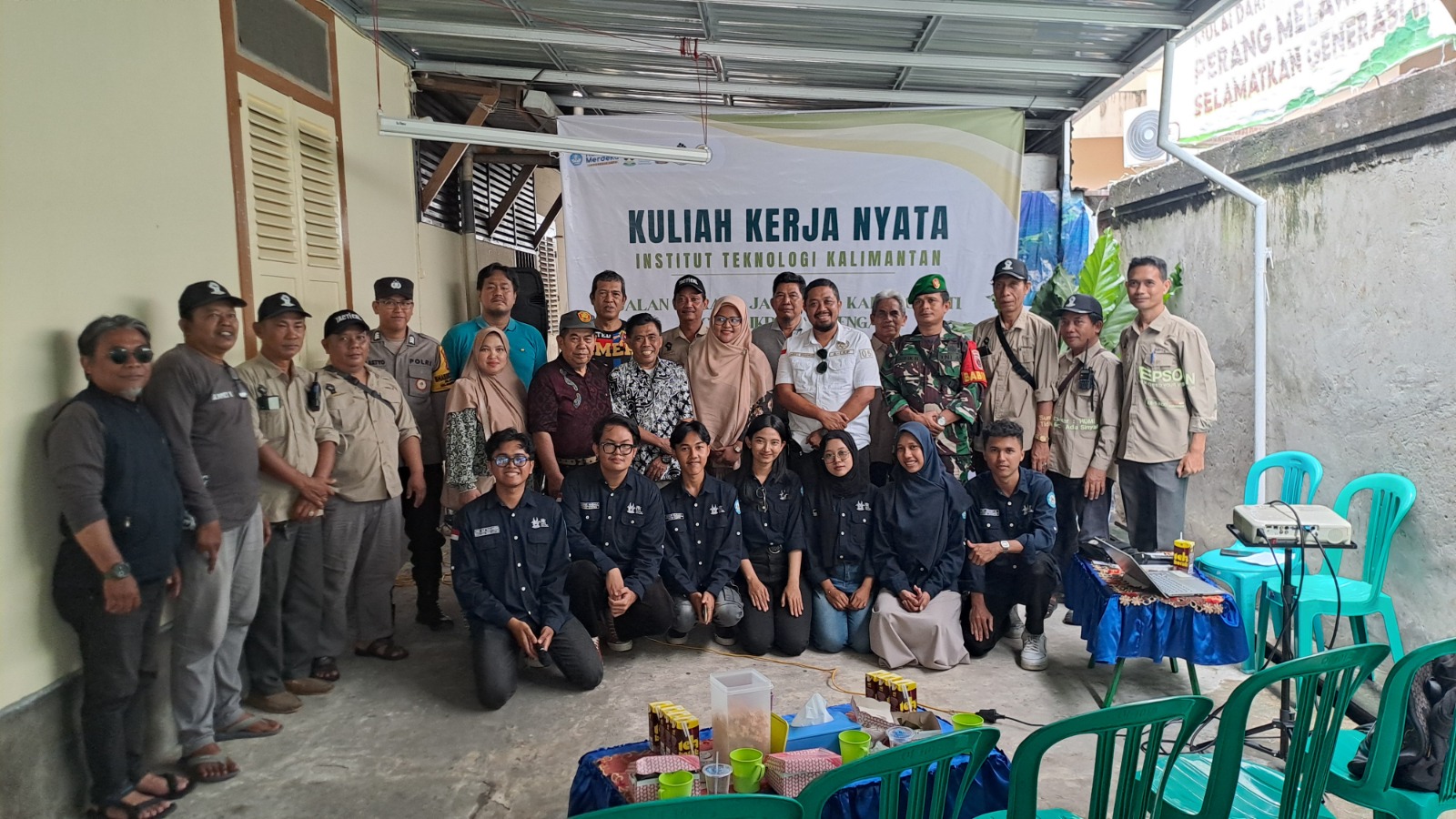 PEMBUKAAN: Tim pengabdian masyarakat ITK melakukan Pembukaan PMMD bersama mitra dan beberapa warga setempat.