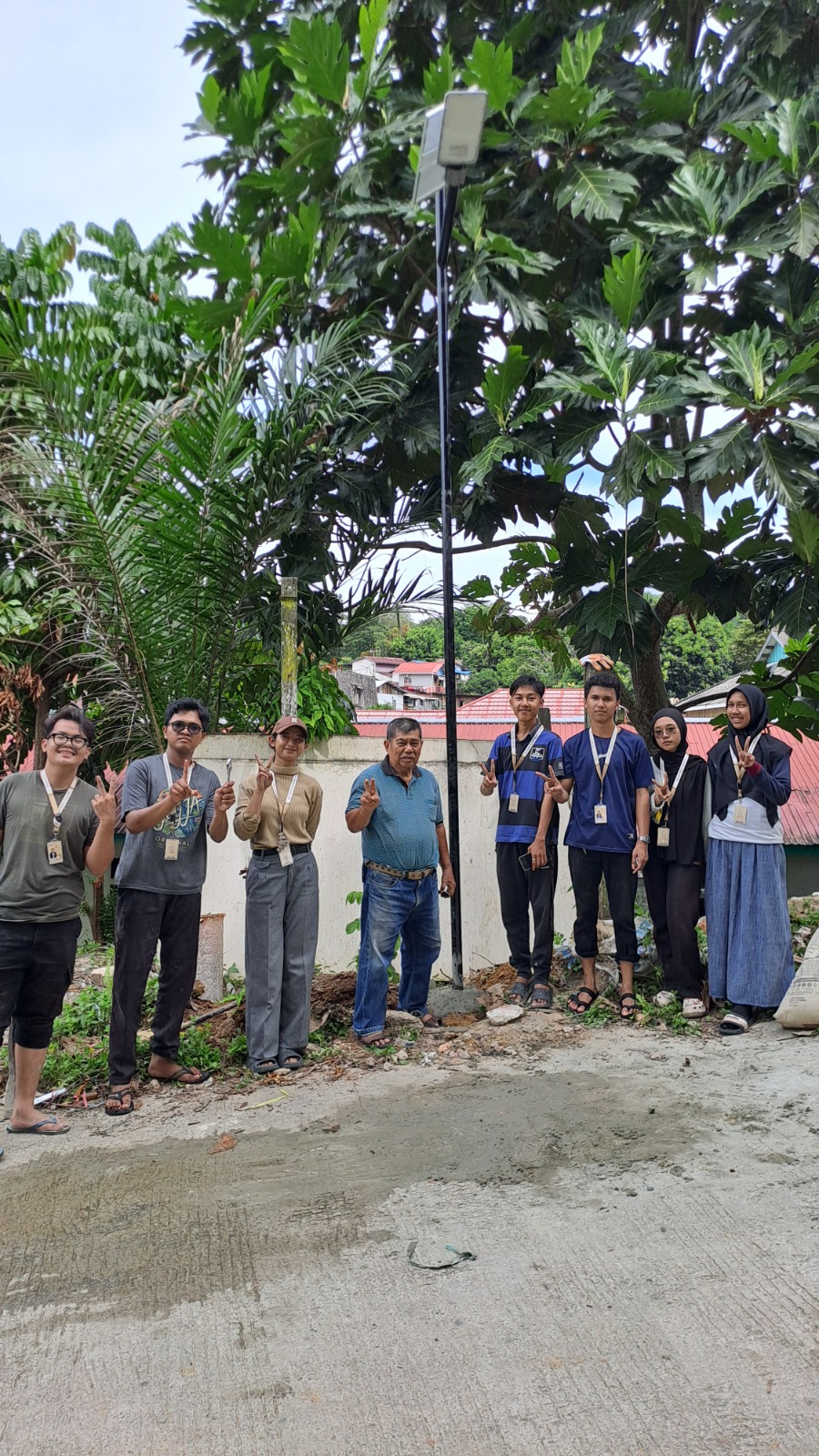 Tim pengabdian masyarakat ITK bersama Mitra serta beberapa warga setempat menyelesaikan program kerja Pembuatan Penerangan Jalan Umum (PJU)