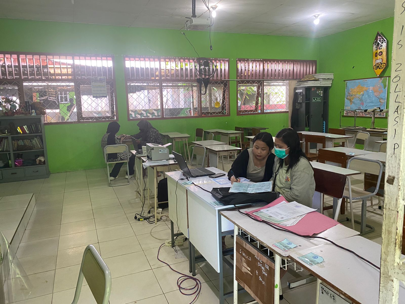 DAFTAR SEKOLAH: Orangtua yang ikut mengantarkan anaknya mendaftar di salah satu SMA di Bontang. (FOTO ADIEL KUNDHARA/KP)