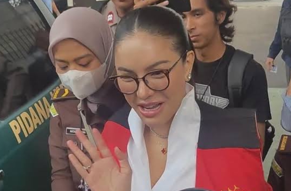 Nikita Mirzani saat sampai di Pengadilan Negeri Jakarta Selatan untuk menjalani persidangan perdana kasus pemerasan. (Foto: detik.com)