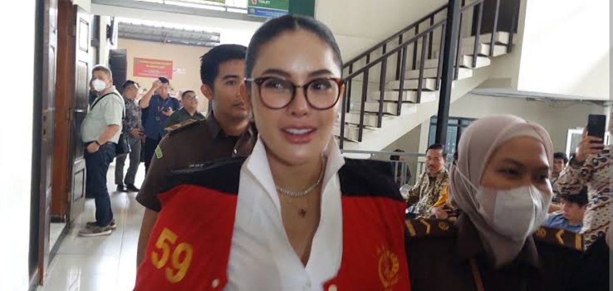 Nikita Mirzani saat menuju ruang persidangan. ((FOTO: IST))