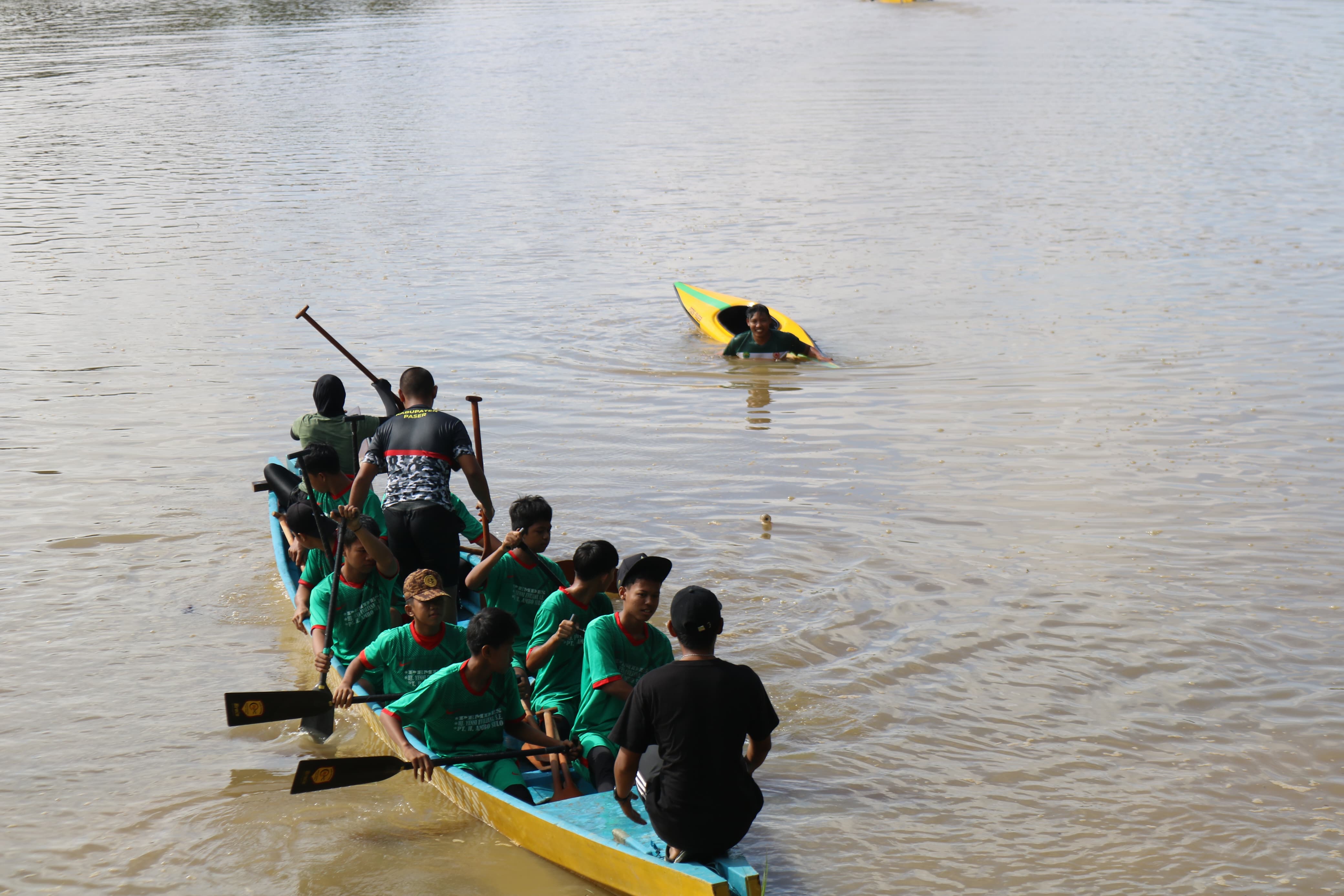 PERSIAPAN: Tim Dayung Paser sekarang tidak lagi berlatih di Sungai Kandilo atau Sungai Teratai seiring maraknya kemunculan buaya. Mereka memilih pindah ke lokasi yang aman.