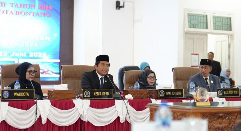 KELUHKAN: Ketua DPRD Andi Faizal Sofyan Hasdam (dua kiri) menyampaikan terkait proses administrasi yang terlewat untuk pencairan dana hibah ke organisasi keolahragaan dalam sidang paripurna.