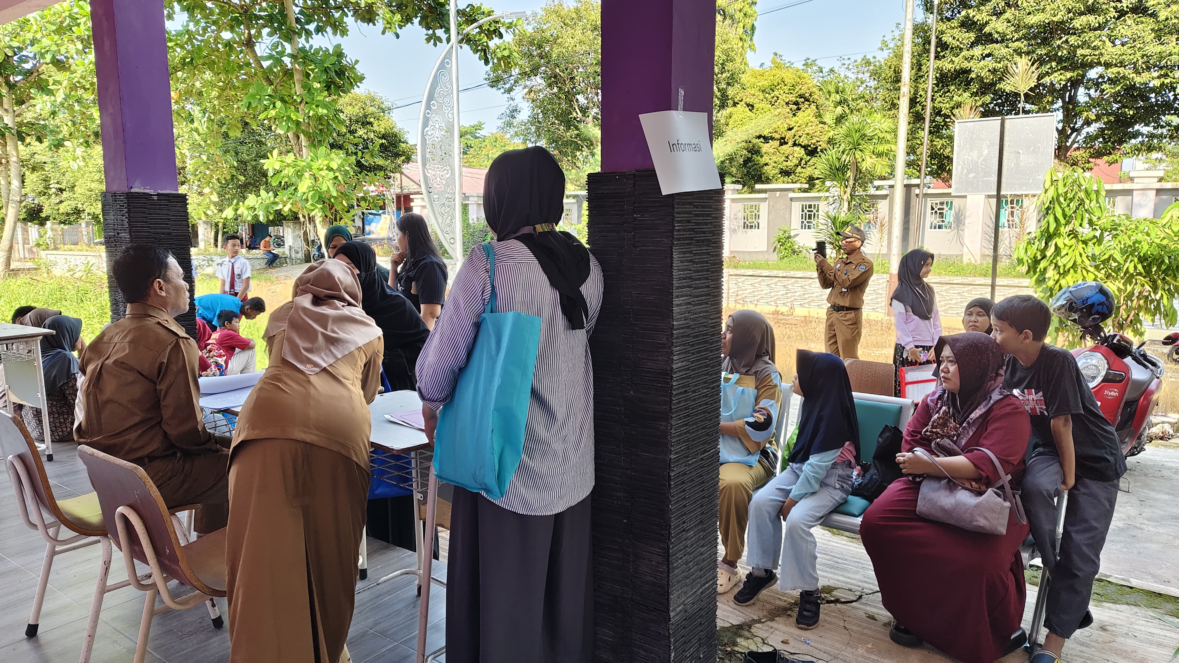 Ruang kelas di SMP 8 masih kurang sehingga siswa menggunakan ruangan lain yang disulap untuk kegiatan belajar-mengajar. (ADIEL KUNDHARA/KP)
