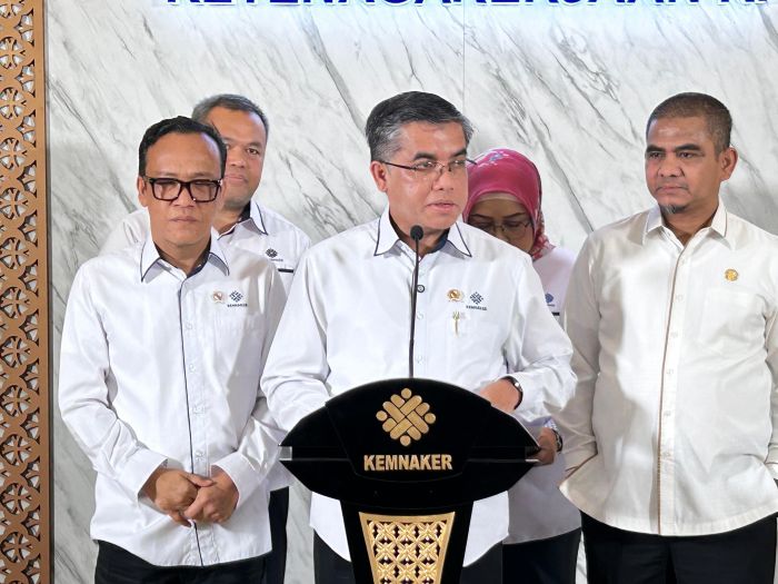 Menteri Ketenagakerjaan (Menaker) Yassierli saat konferensi pers penyaluran bantuan subsidi upah (BSU) di Jakarta, Selasa (24/6/2025).