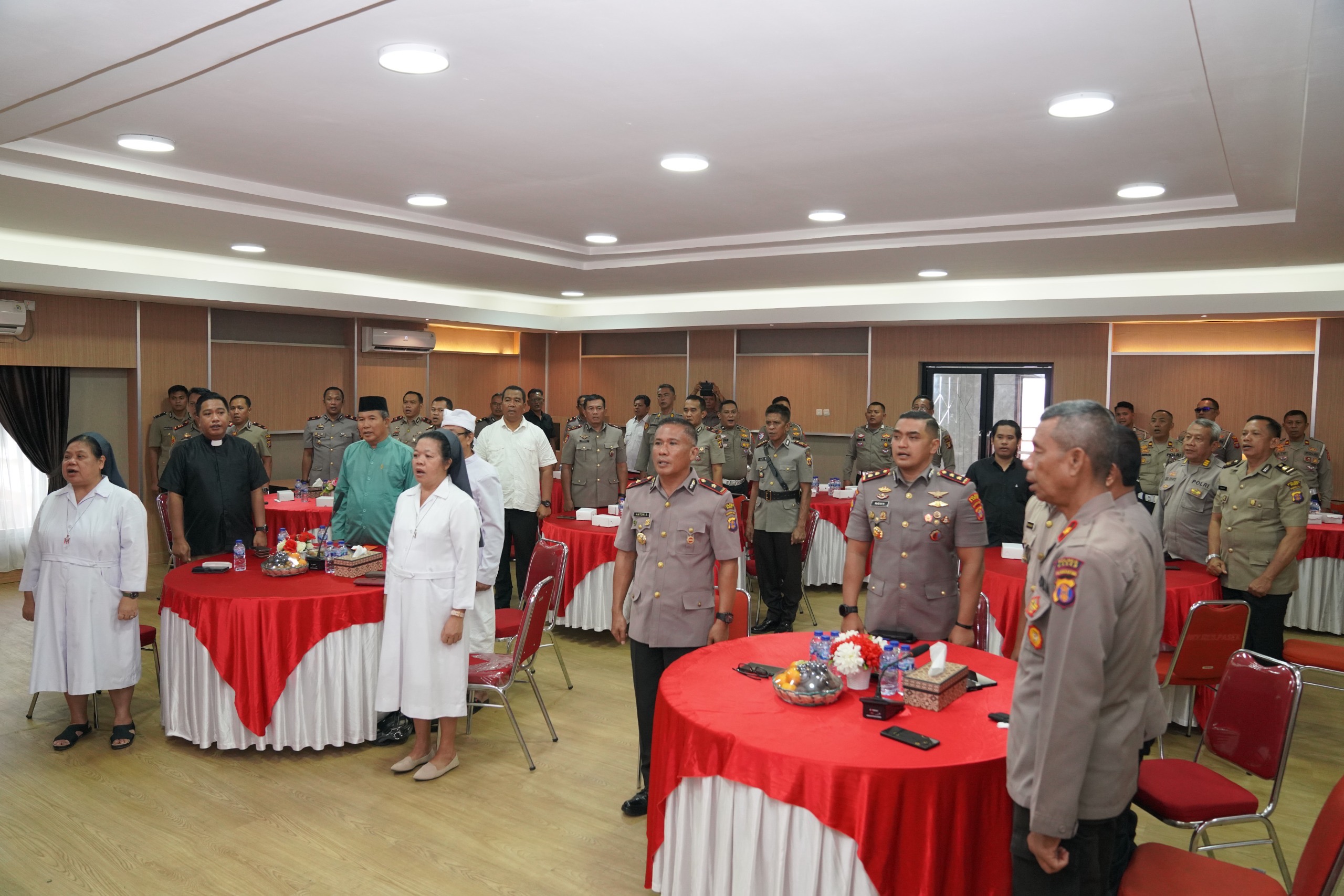 Polres Paser menggelar doa bersama untuk Indonesia menyambut rangkaian Hari Bhayangkara Ke-79, Rabu (25/6/2025).