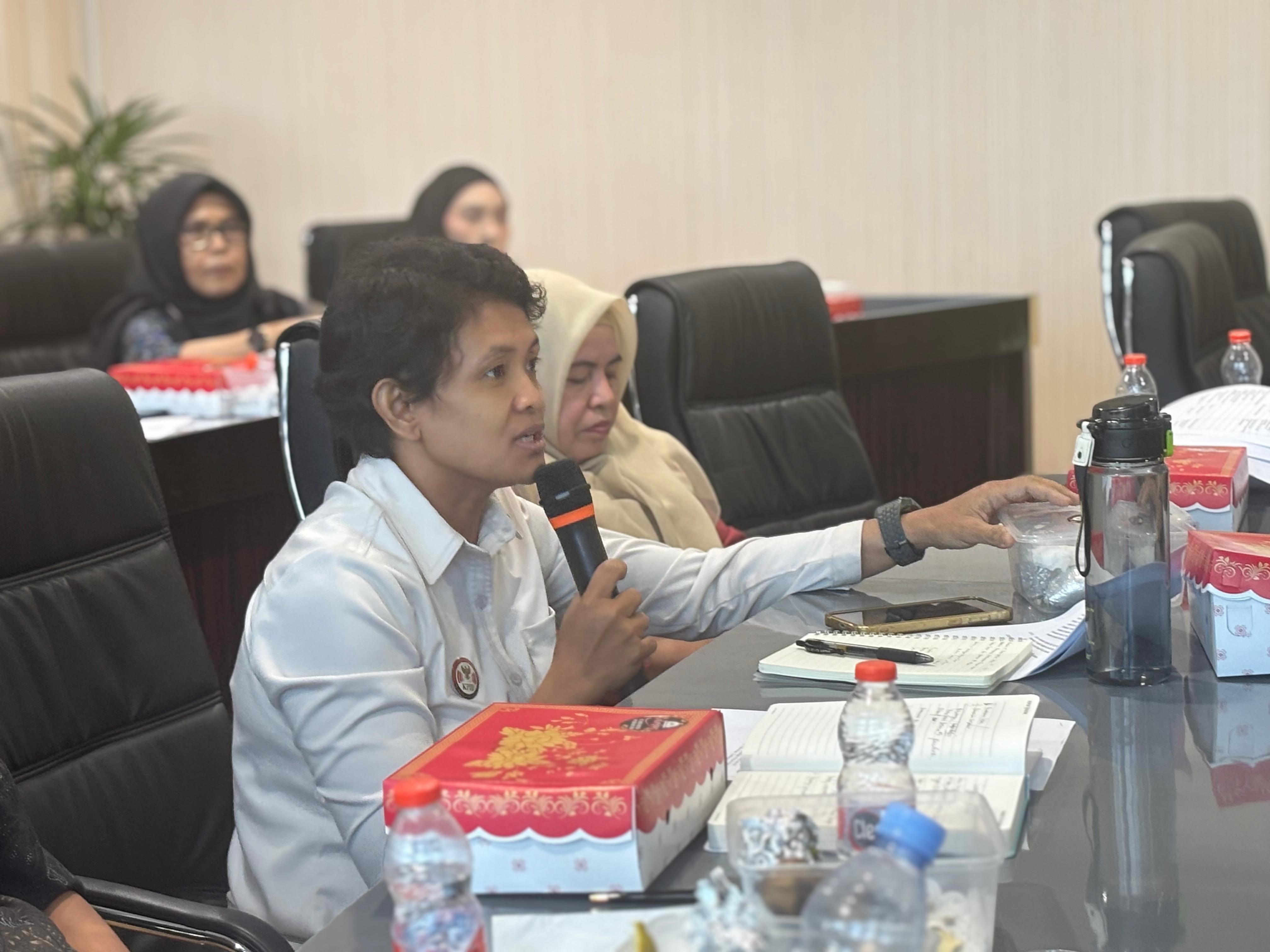 IKUT MEMERANGI: Adji Novita Wida Vantina (pegang mik) menyampaikan komitmen KPID Kaltim mendukung pencegahan dan penanganan pornografi di Samarinda.