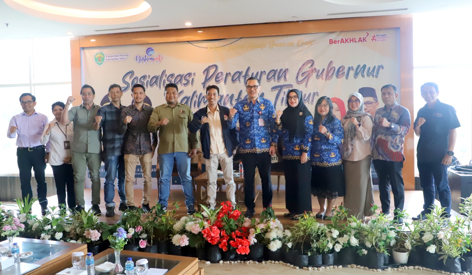 LEBIH PROFESIONAL: Irwansyah (tujuh kiri) bersama M Faisal hadir di sosialisasi Pergub Kaltim beberapa waktu lalu. (FOTO AKBAR/KP)