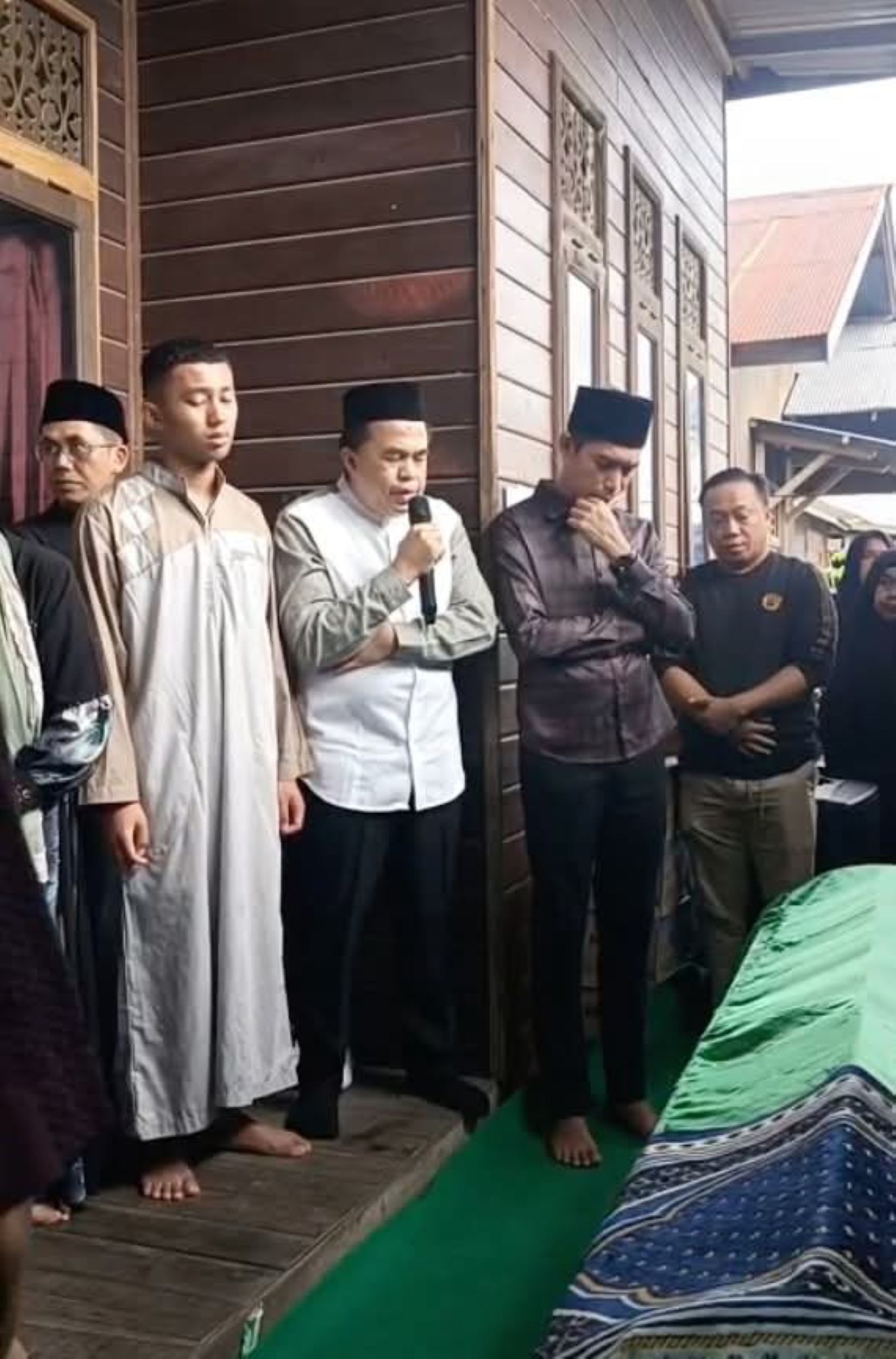 BERDUKA: Ketua DPRD Kukar Ahmad Yani melepas jenazah Dekan Fisip Unikarta, Zulkifli.  &nbsp;