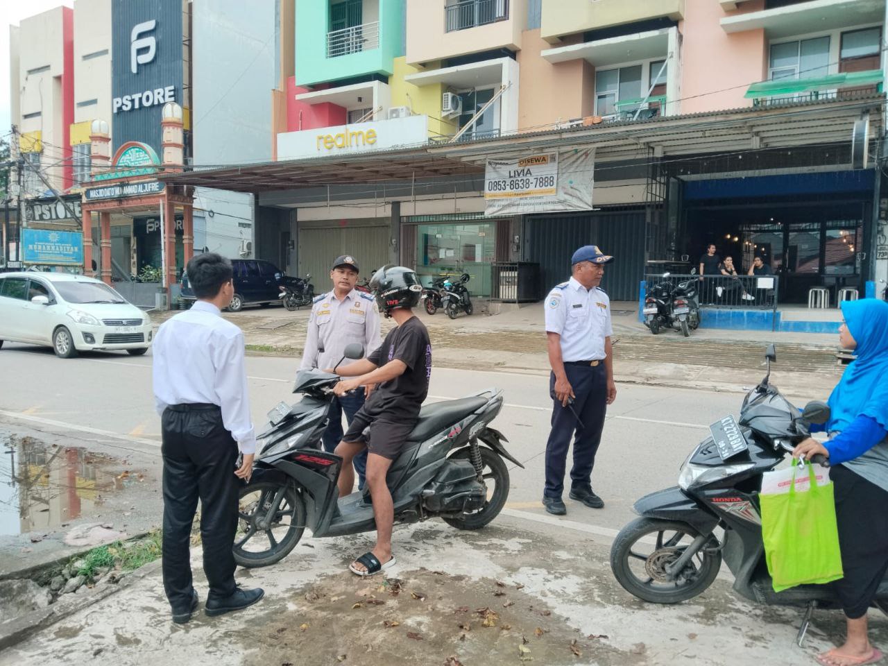 TINDAK: Pegawai Dinas Perhubungan Samarinda menindak tegas pengendara motor yang melawan arah di Jalan Gatot Subroto, Kelurahan Bandara, Kecamatan Sungai Pinang, Selasa (24/6). (HAFIZ/KP)