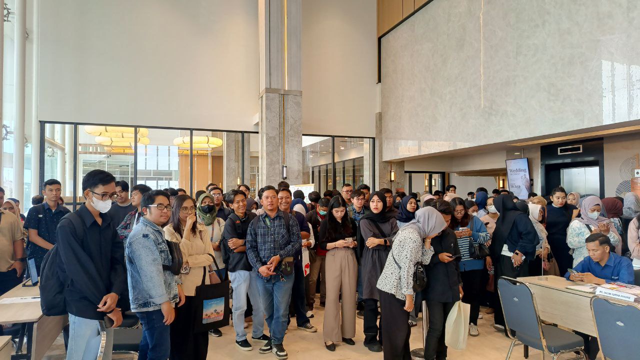 ANTUSIAS: Para pencari kerja memadati area lobi Ballroom Hotel Mercure Samarinda, dalam pembukaan Job Fair Samarinda 2025 yang berlangsung selama dua hari ini, Rabu (25/6). (HAFIZ/KP)