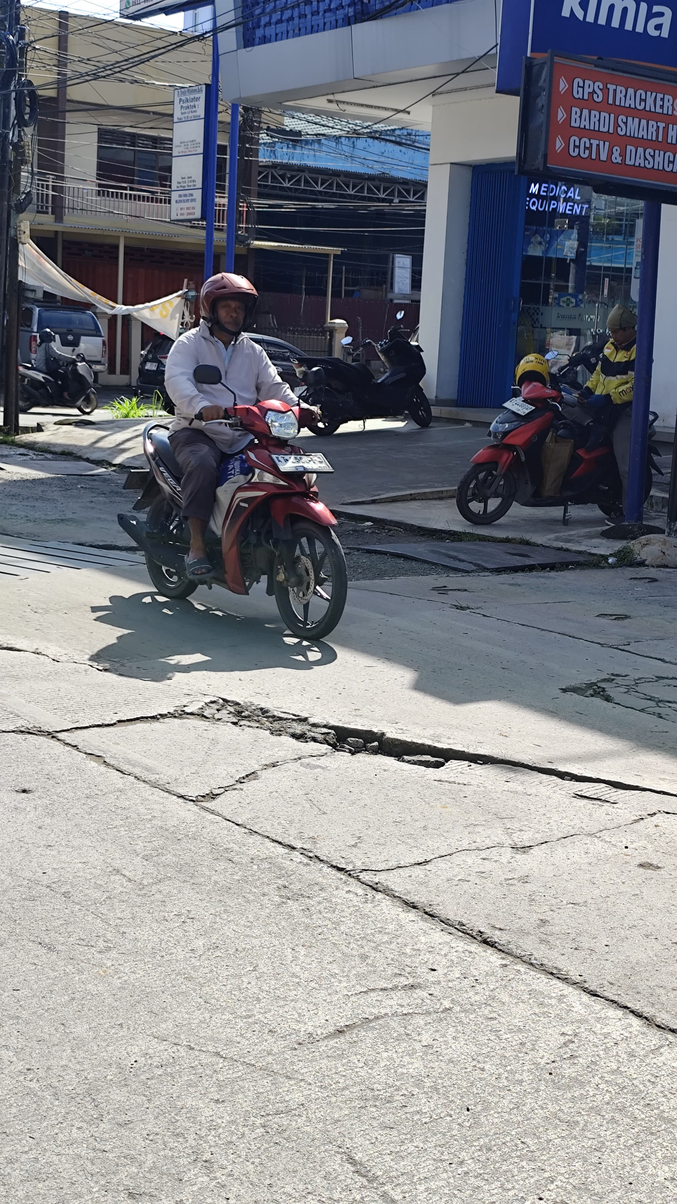 BAHAYA: Salah satu lubang di Jalan Pasundan Kecamatan Samarinda Ulu, berpotensi membahayakan kendaraan yang melintas, terlebih area tersebut padat lalu lintas, Rabu (25/6).