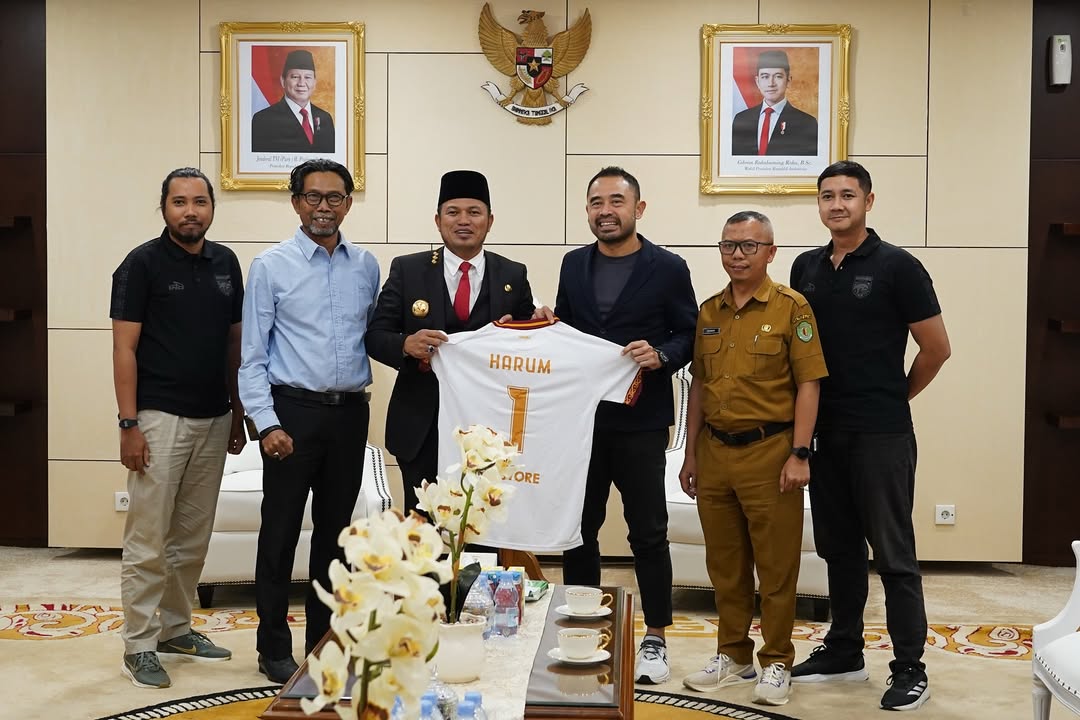 Direktur Utama Borneo FC Ponaryo Astaman menyerahkan jersey kepada Gubernur Kaltim Rudy Mas&rsquo;ud setelah audiensi membahas kondisi Stadion Segiri, Senin (23/6).
