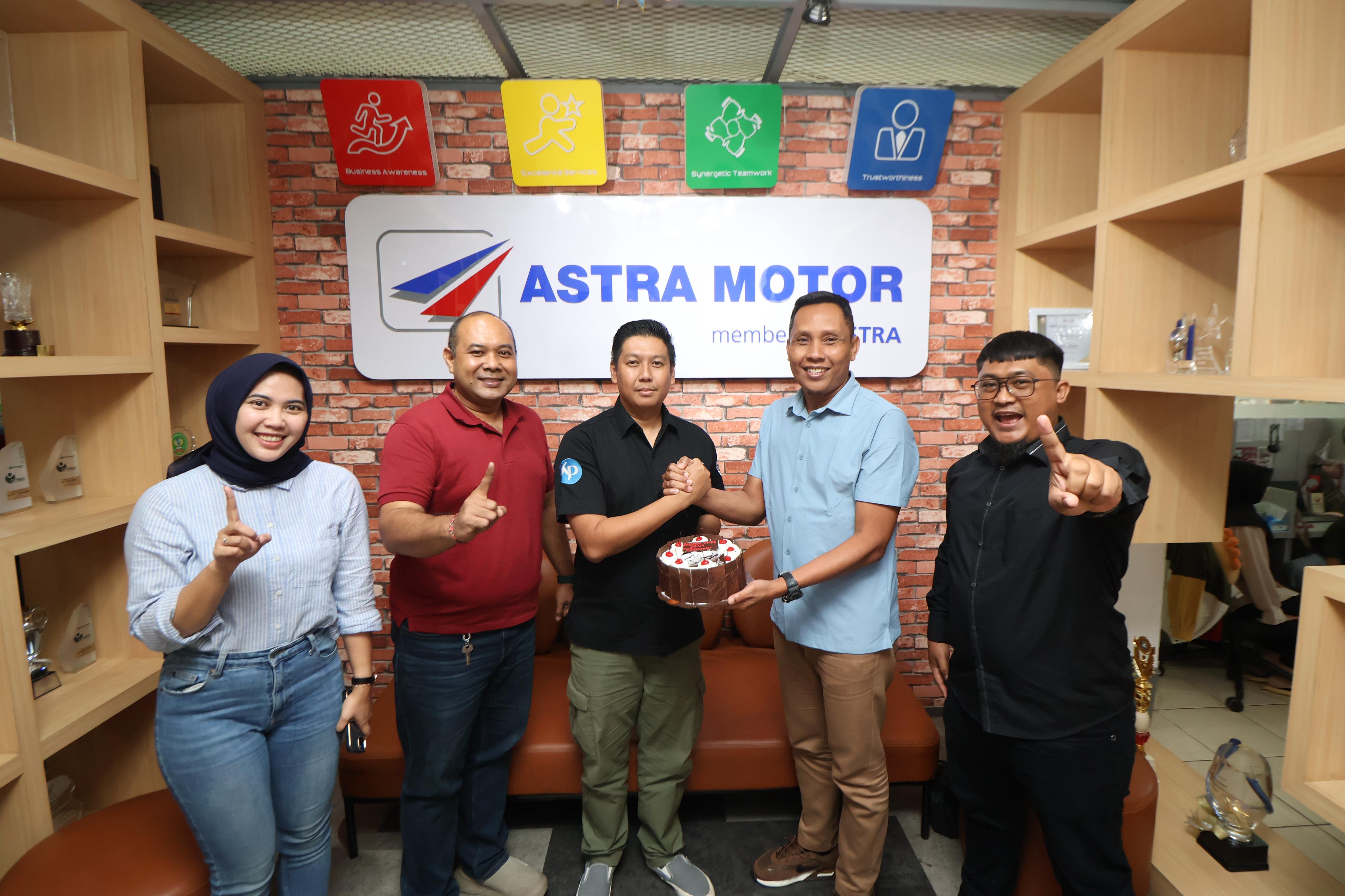 SATU HATI: Manajer Iklan Kaltim Post Tritya Sidartha (tengah) berkunjung ke Diler Astra Motor MT Haryono Balikpapan untuk menyemarakkan hari jadi ke-55 Astra Motor, Rabu (25/6).