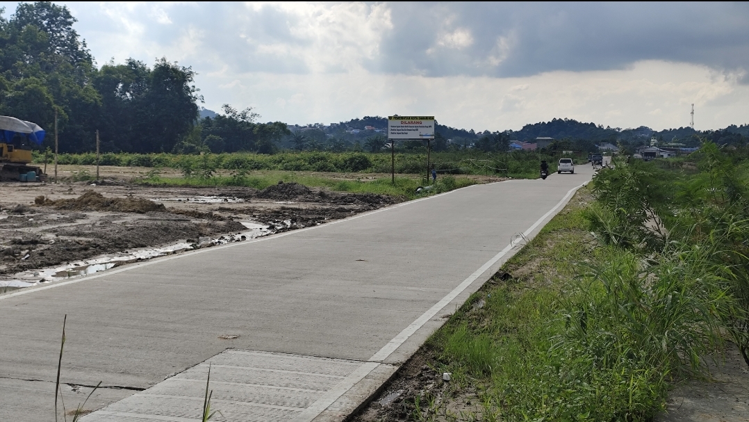 Kawasan Jalan Handil Kopi Kecamatan Sambutan puluhan tahun belum pernah merasakan penerangan jalan umum, Rabu (25/6). (DENNY SAPUTRA/KP)