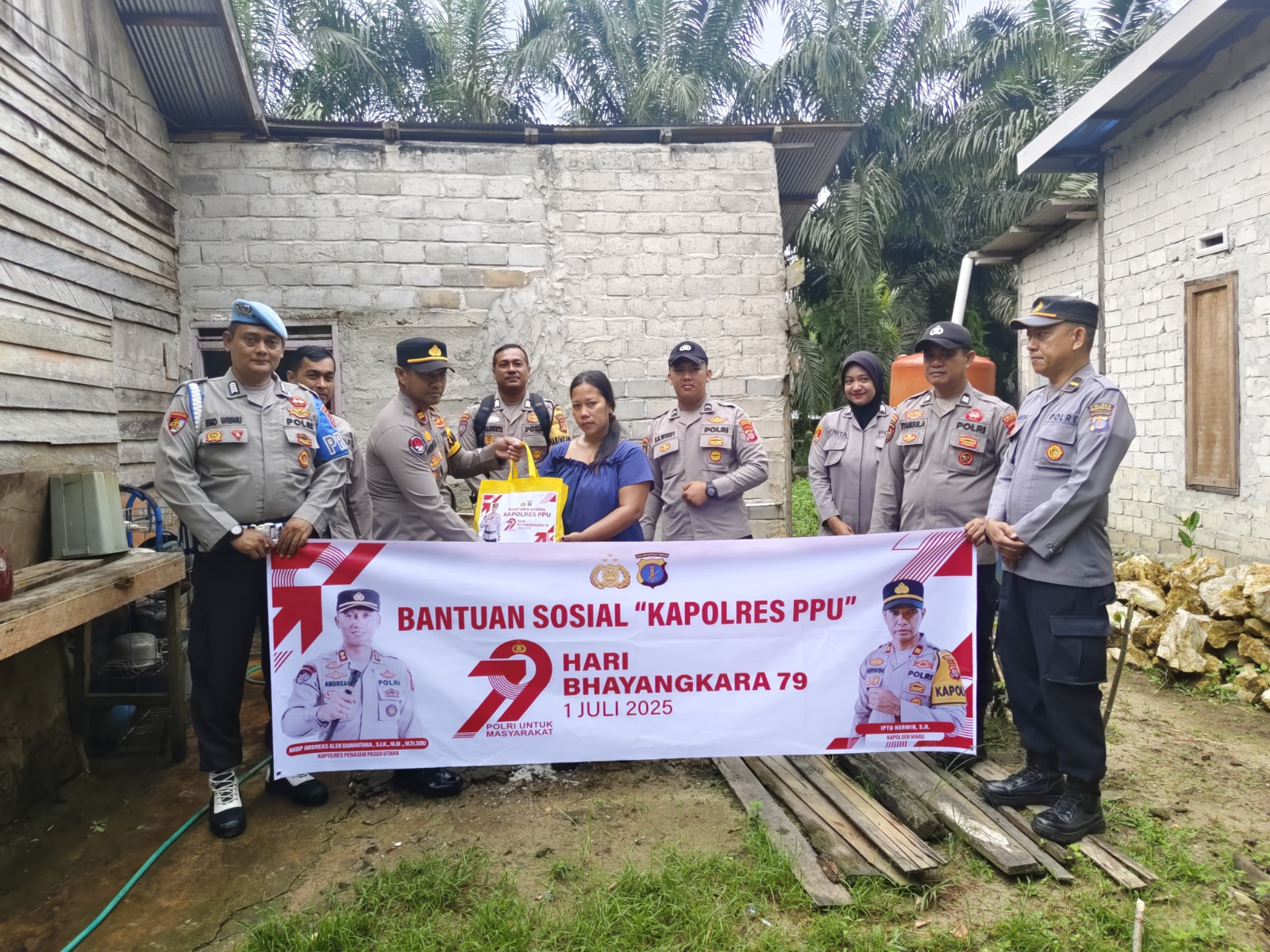 BANTUAN SOSIAL: Personel Polsek Waru saat menyalurkan bantuan sosial kepada warga yang tidak mampu secara ekonomi.