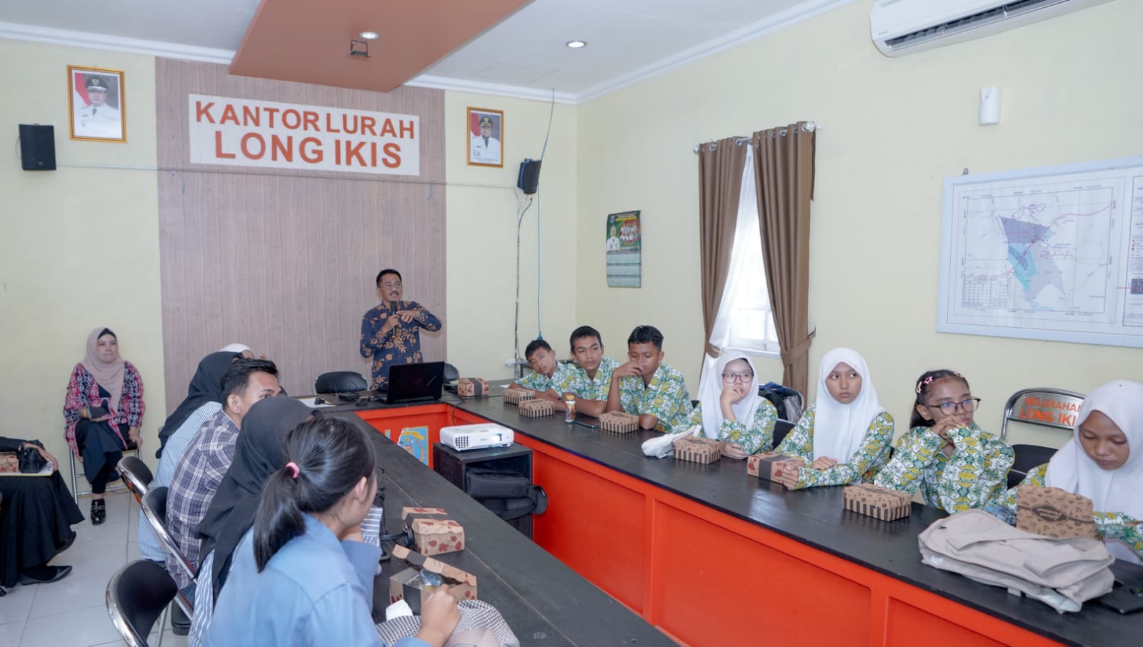 KEMITRAAN: Kabid Informasi dan Komunikasi Publik (IKP) Diskominfostaper Paser Asnan Latief melakukan sosialisasi program IKP ke pelajar di Paser.