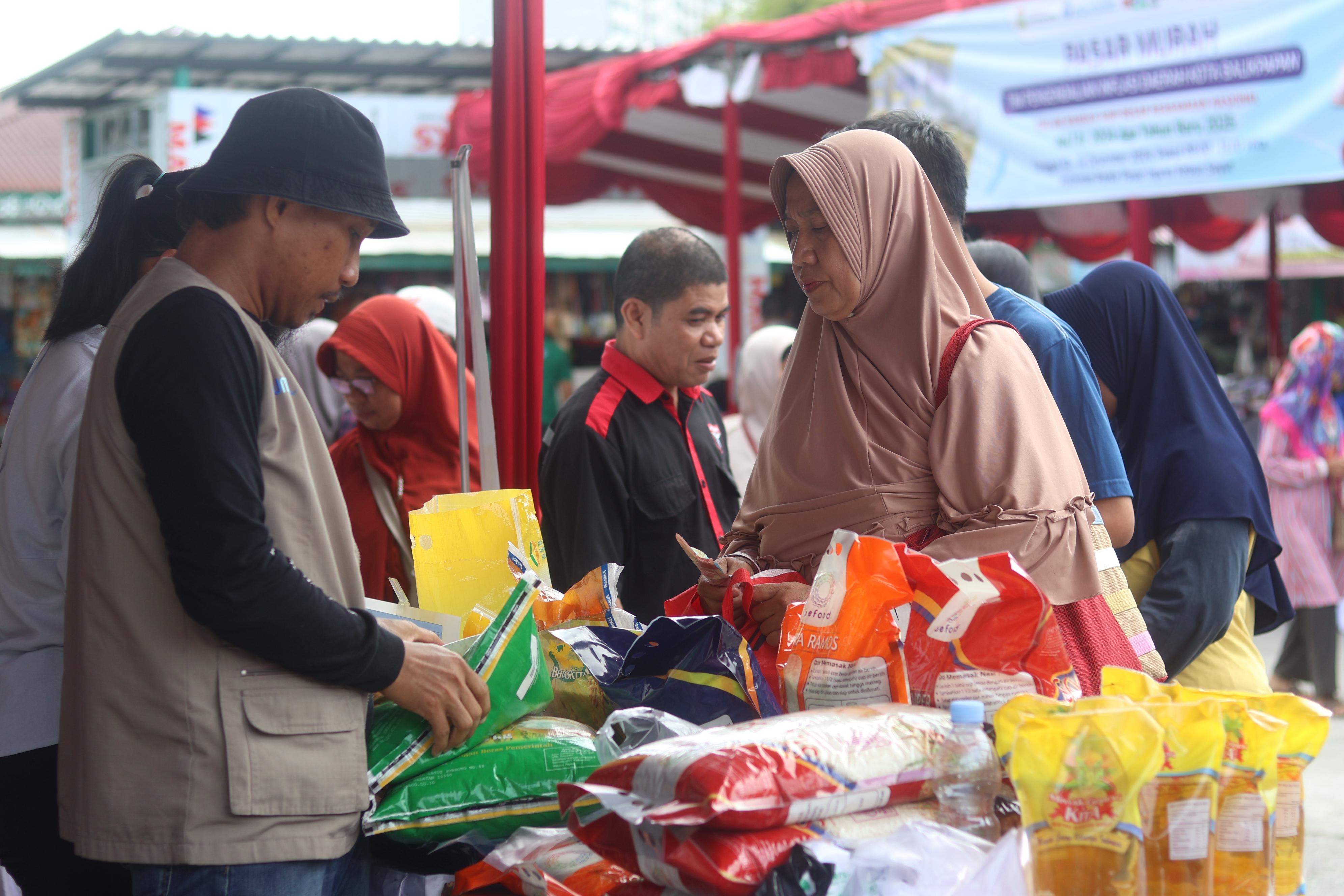 Konsumsi rumah tangga tetap tunjukkan tren positif. Meningkatnya konsumsi masyarakat selama periode Idulfitri jadi pendorong utama peningkatan aktivitas sektor perdagangan.