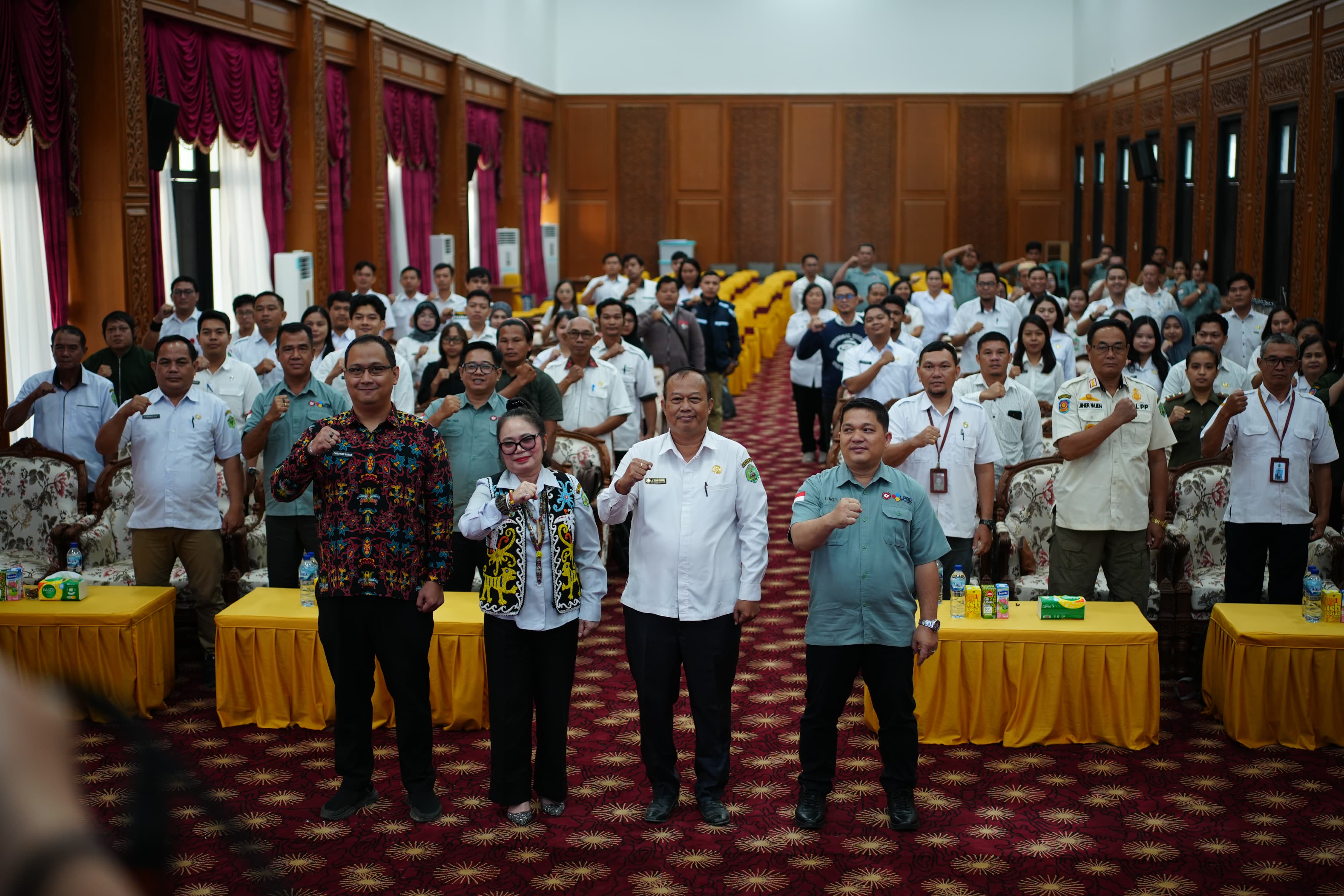 DEMI KUALITAS: Agustinus Teguh Santoso (dua kanan) bersama peserta sosialisasi perpres di Ballroom Lantai III Setkab Mahulu, Rabu (25/6). (FOTO JODY KRISTIANTO/KP)